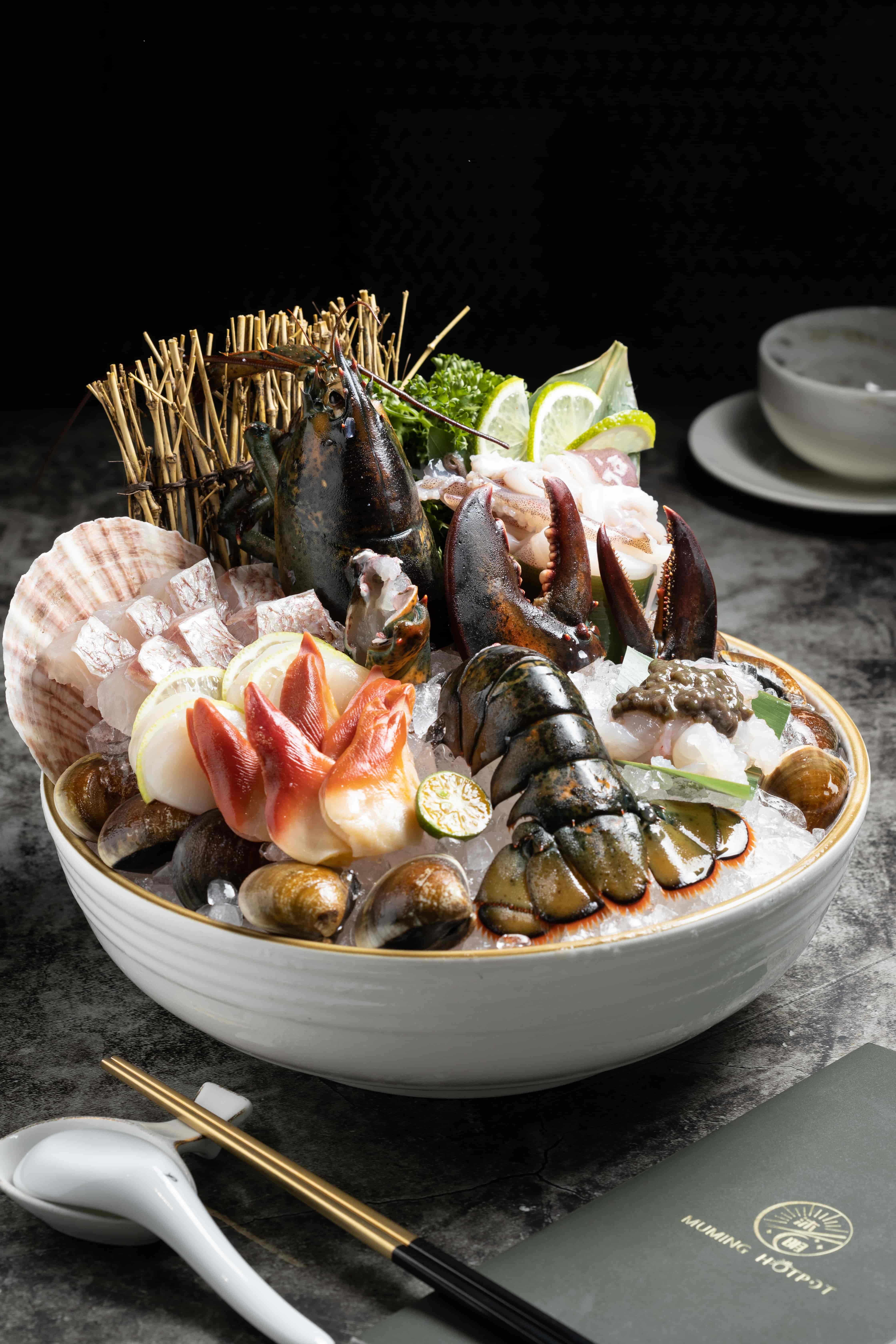 一次集結波士頓龍蝦、鮮魚片、北寄貝等海味食材的「極鮮海饕盛合」。(2,780元/單點)
