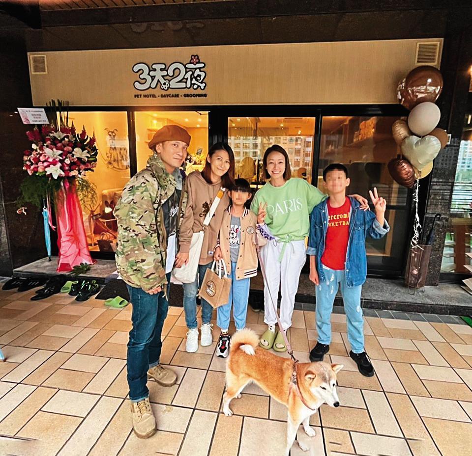 高山峰(左)自領養花妹回家後,常帶牠出門,去年底好友潘慧如(右二)的寵物店開幕,也全家一起出動。(翻攝自高山峰臉書)