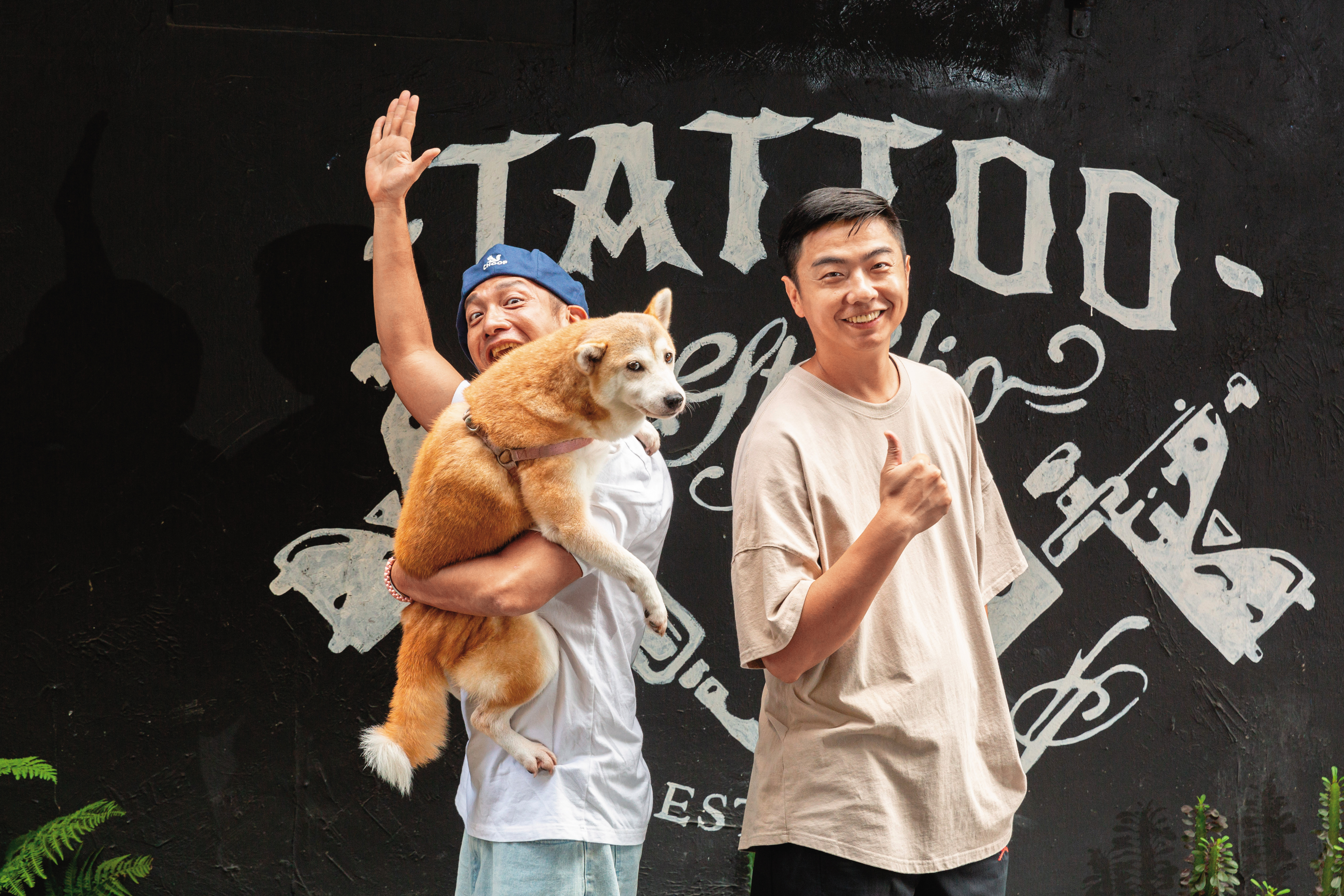 高山峰（左）帶著愛犬花妹來上《熊爸估狗》，請求熊爸幫忙怕打雷、鞭炮聲的花妹。