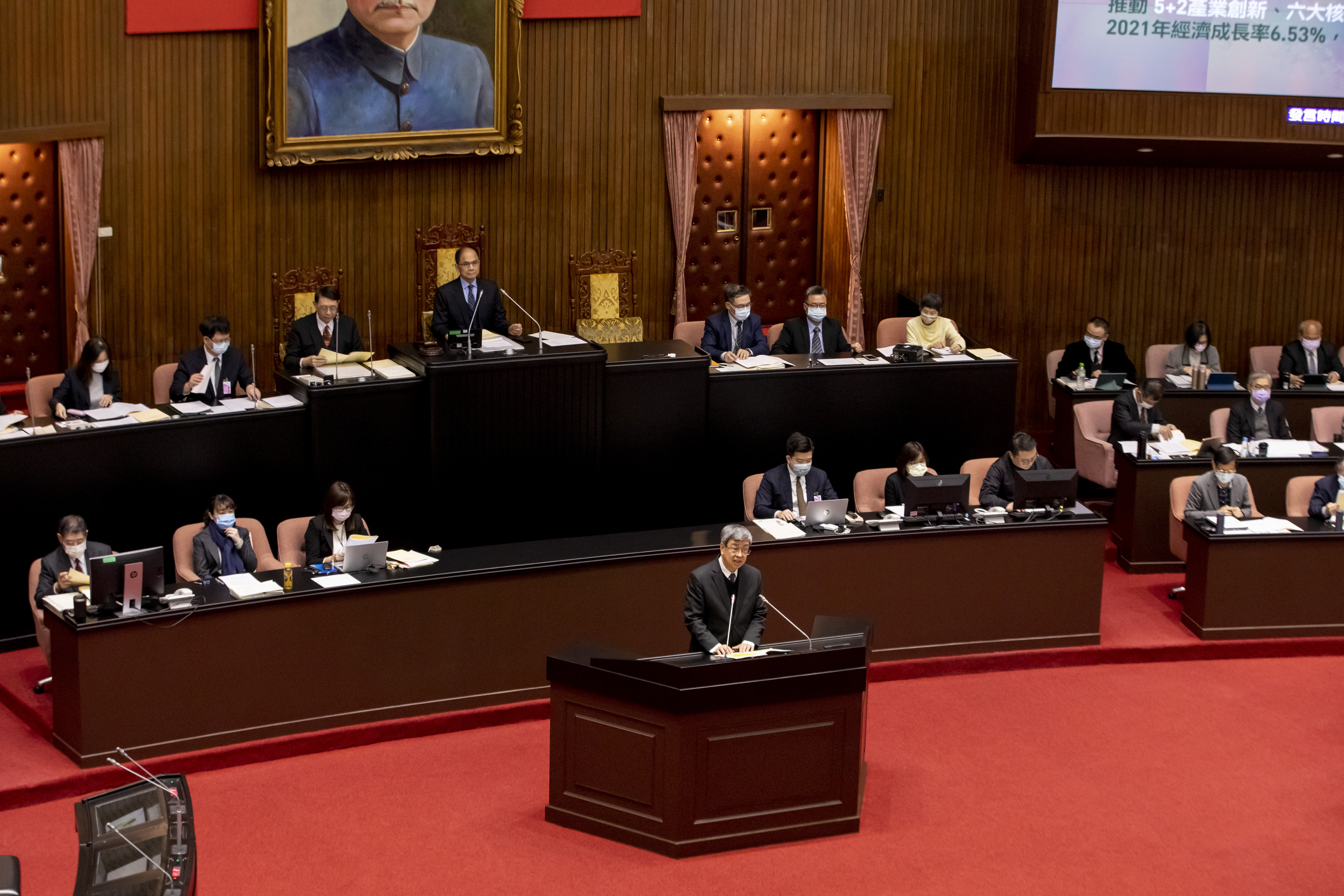 行政院長陳建仁今首度赴立院進行施政報告,表示未來將全力落實蔡總統交辦的四大任務。