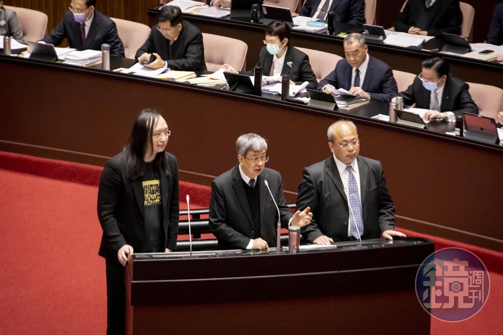 行政院長陳建仁（中）今赴立院進行施政報告，隨後與官員列席接受立委質詢。
