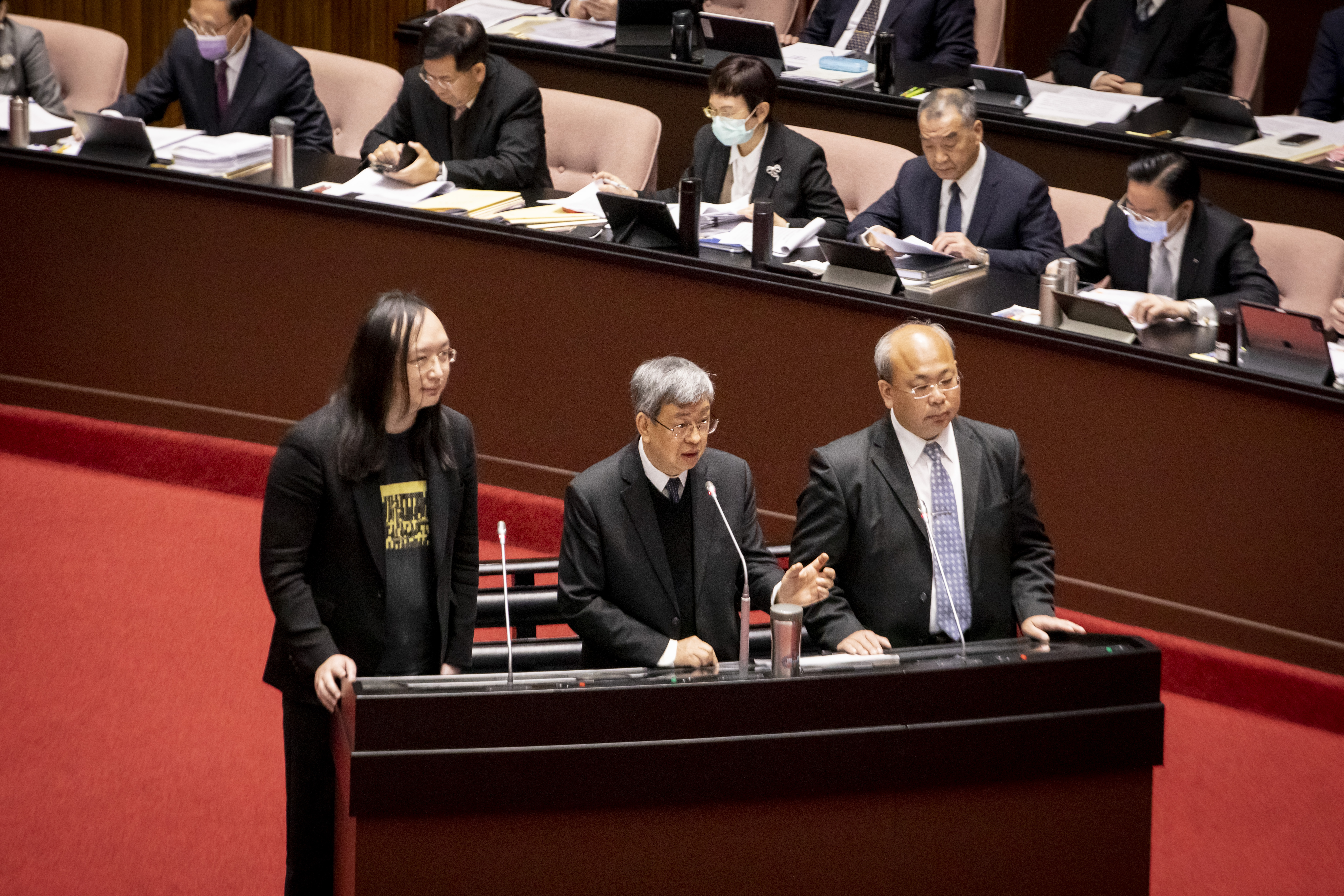 行政院長陳建仁(中)今赴立院進行施政報告,隨後與官員列席接受立委質詢。