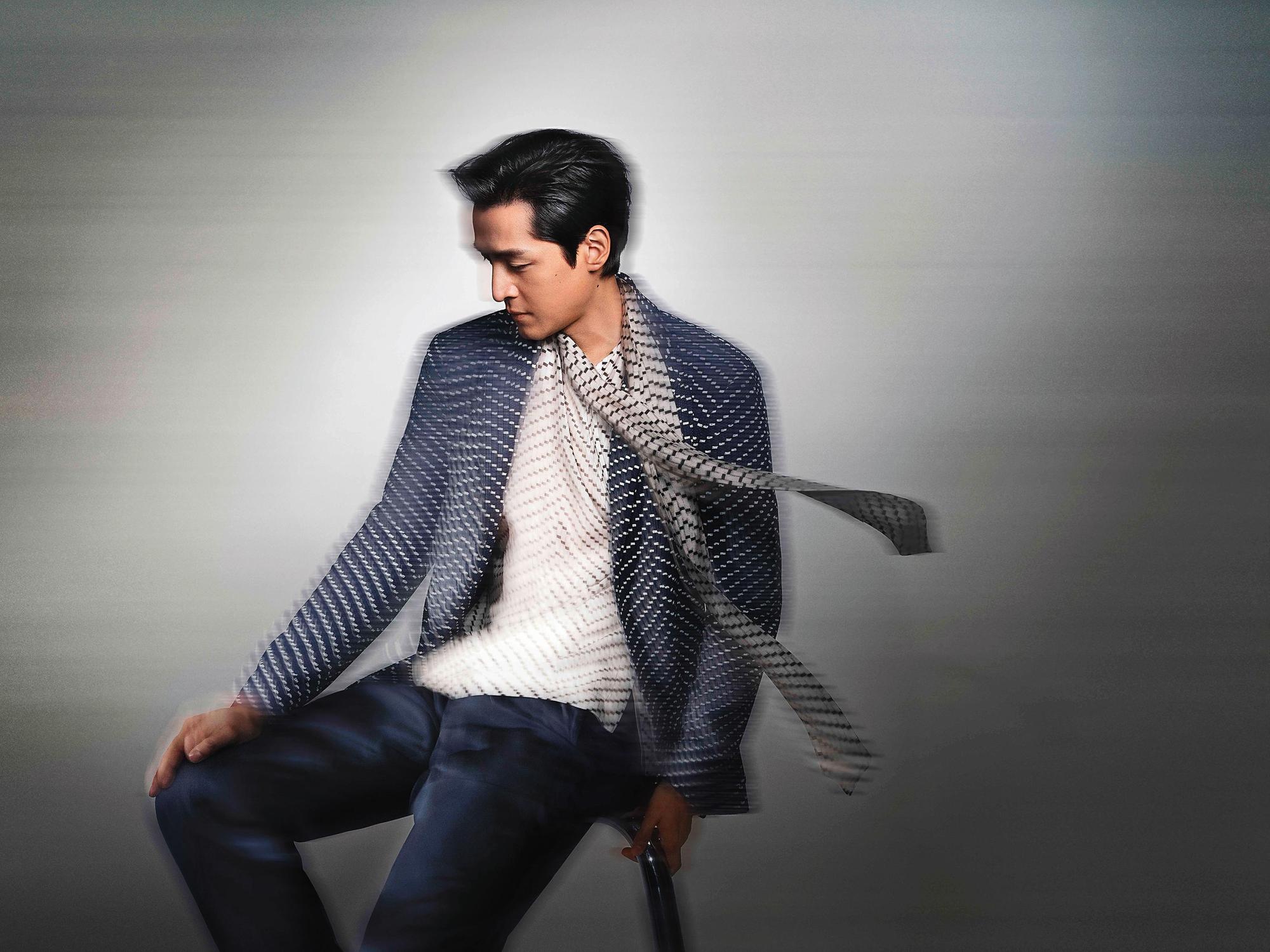 胡歌拍攝Giorgio Armani 2023春夏男裝系列形象廣告，鏡頭裡的影像如同失重一般夢幻。（Giorgio Armani提供）