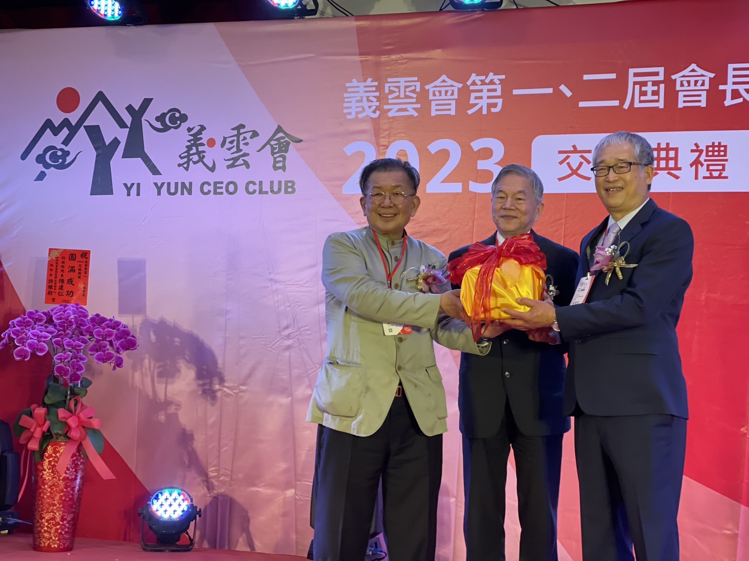 巧新科技董事長黃聰榮(右)由順億關係企業總裁林文村(左)手中,接下義雲會會長的職務。(巧新科技提供)