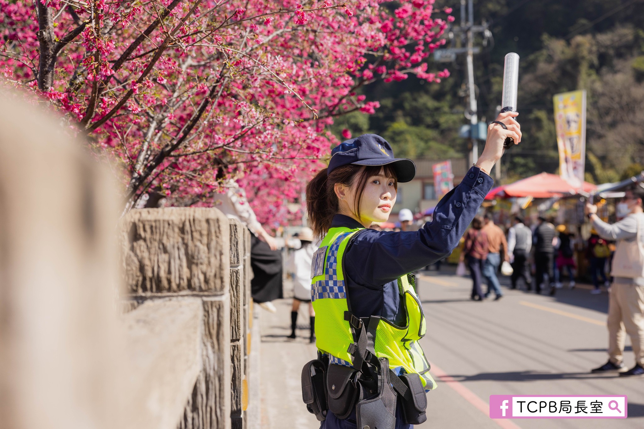 市政府警察局局長室宣導泰安櫻花季交管資訊,卻因貼文照片中的女警讓大批網友歪樓。(翻攝自TCPB 局長室臉書)