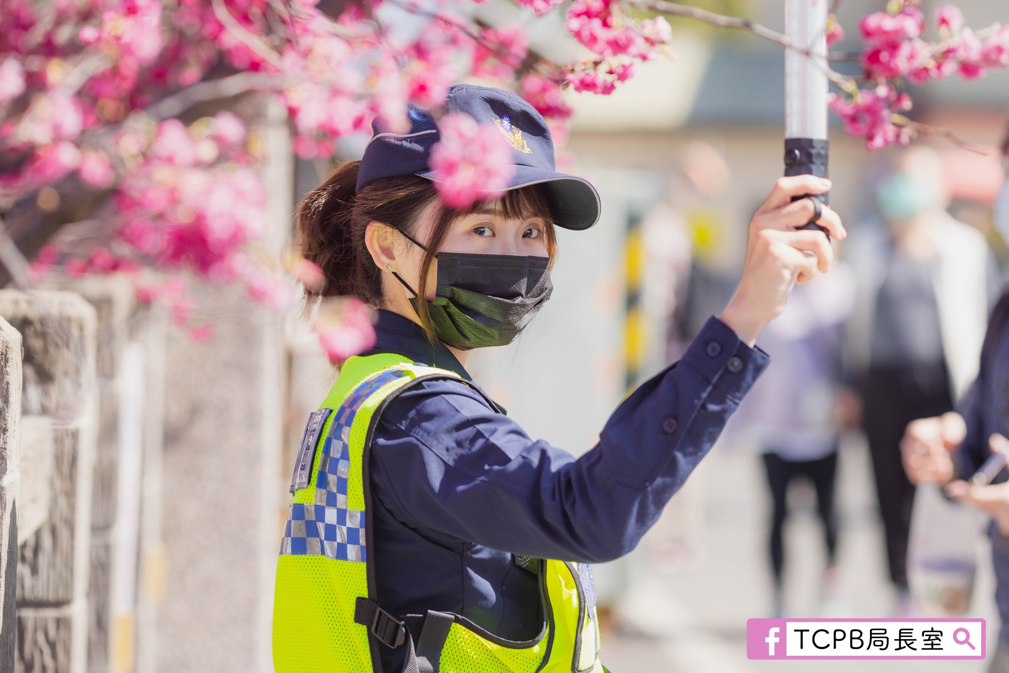 市政府警察局局長室宣導泰安櫻花季交管資訊,卻因貼文照片中的女警讓大批網友歪樓。(翻攝自TCPB 局長室臉書)