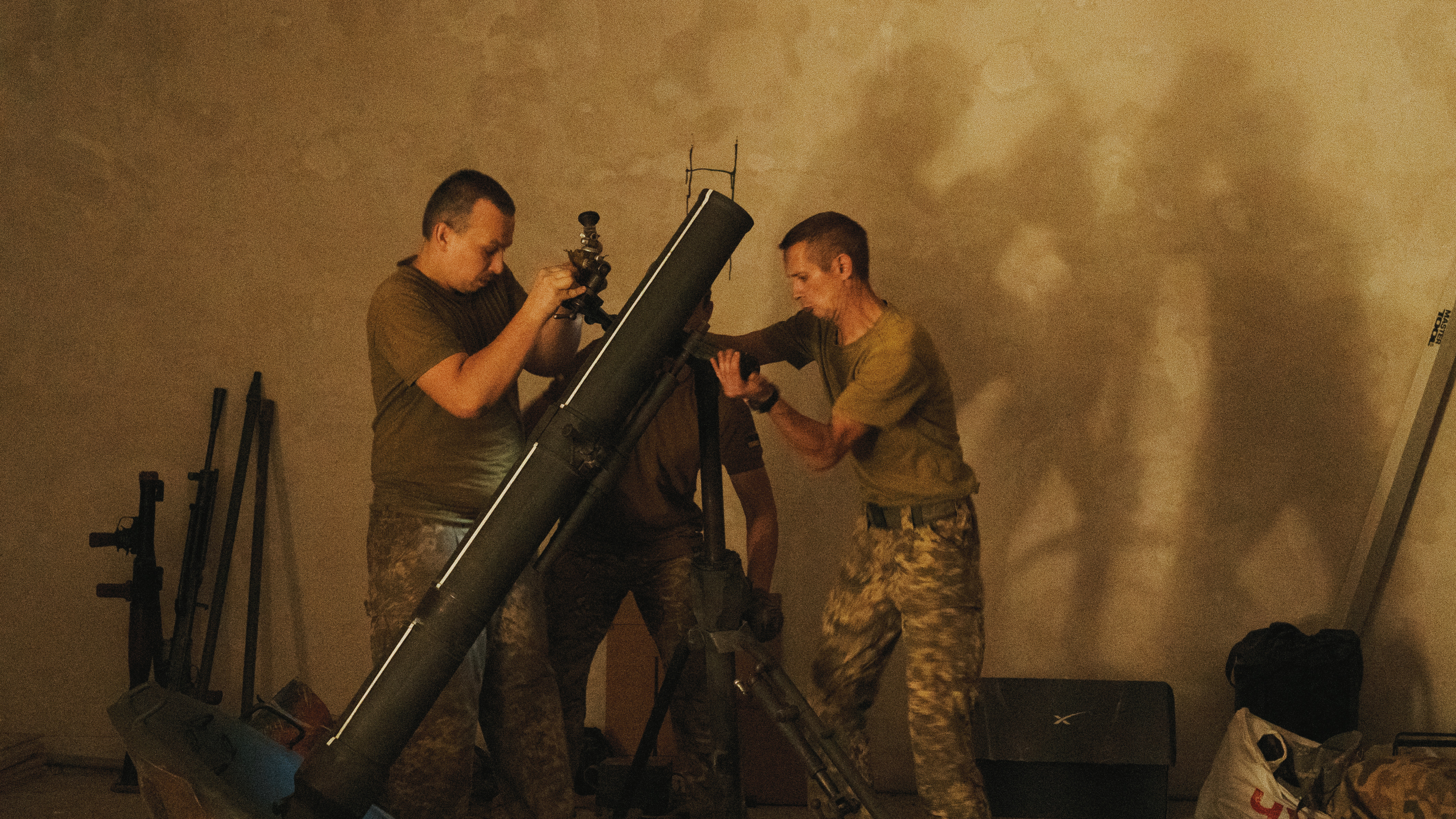 烏克蘭砲兵營的士兵，於錫韋爾斯克進行120公釐迫擊砲訓練。這門迫擊砲是從俄軍陣地擄獲，烏軍維修後，用來訓練使用。