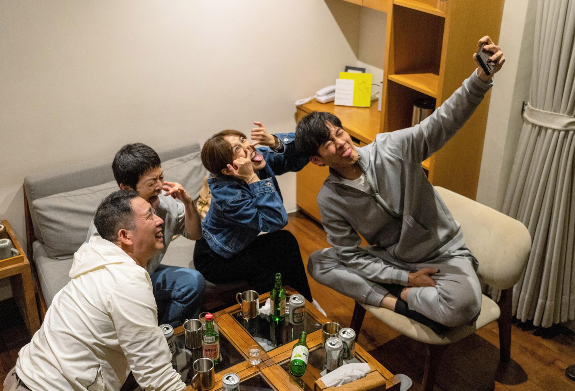 在節目《花甲少年趣旅行》中屈中恆、謝瓊煖、大元、吳念軒經過一天的相處後關係漸佳，一起留下搞怪的醜照。（東森綜合提供）
