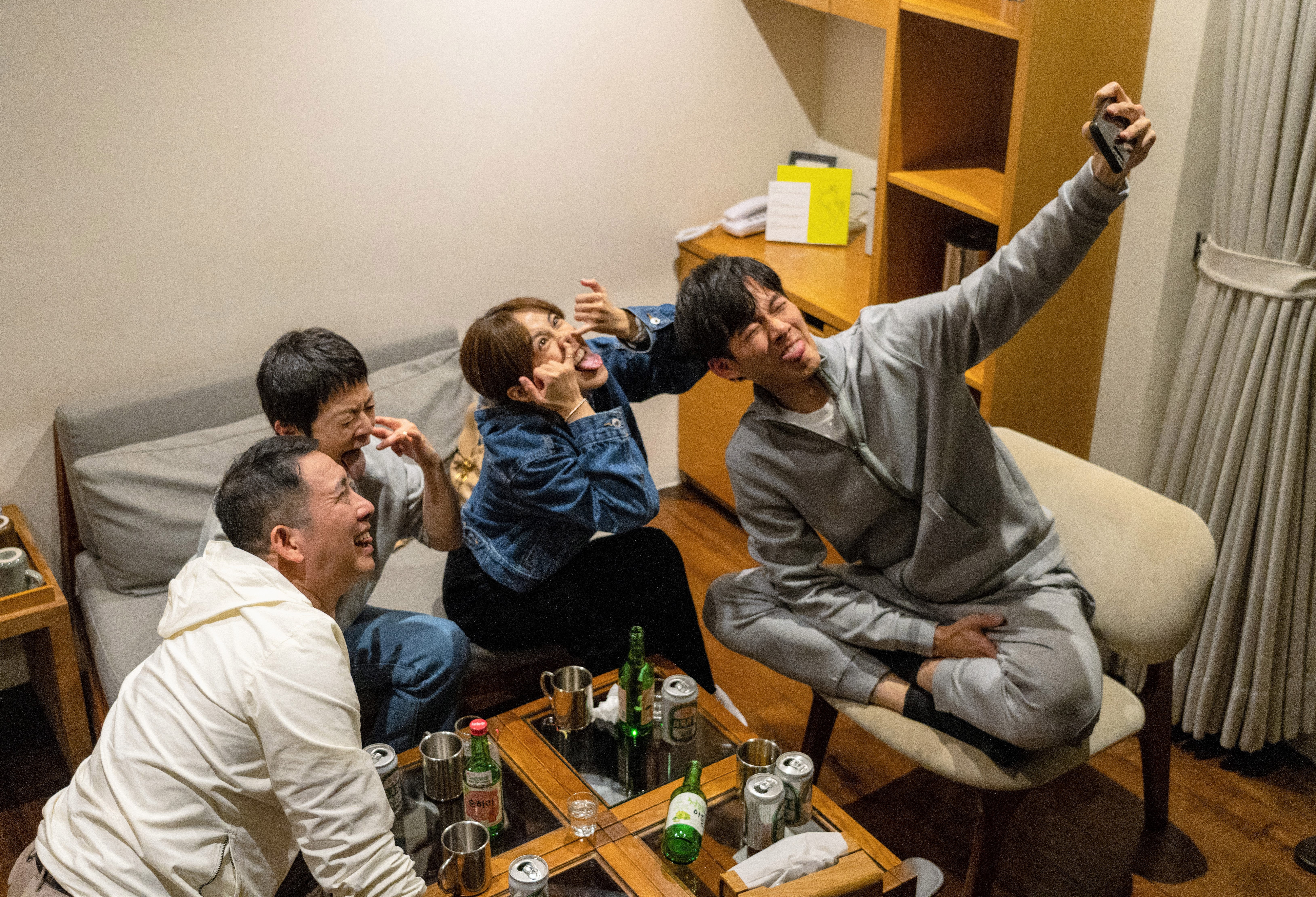 在節目《花甲少年趣旅行》中屈中恆、謝瓊煖、大元、吳念軒經過一天的相處後關係漸佳，一起留下搞怪的醜照。（東森綜合提供）