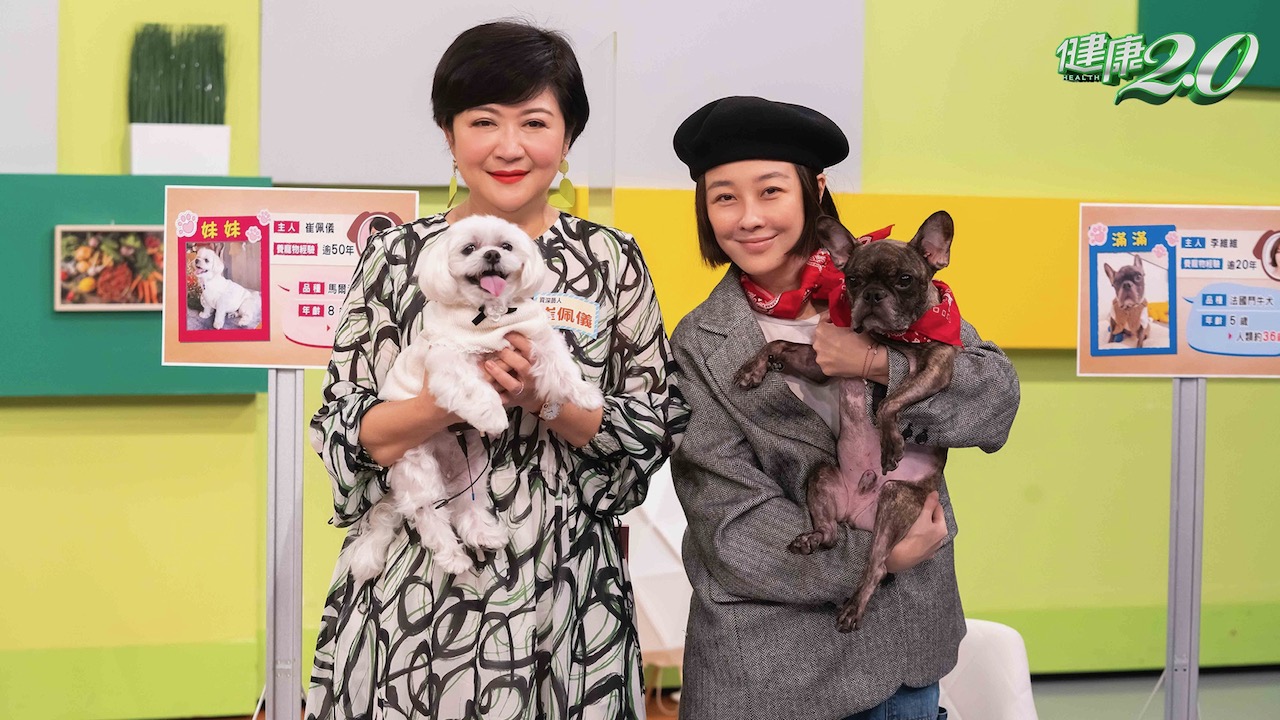 崔佩儀(左)與李維維(右)帶著毛孩參加T《健康2.0》錄影。（TVBS提供）