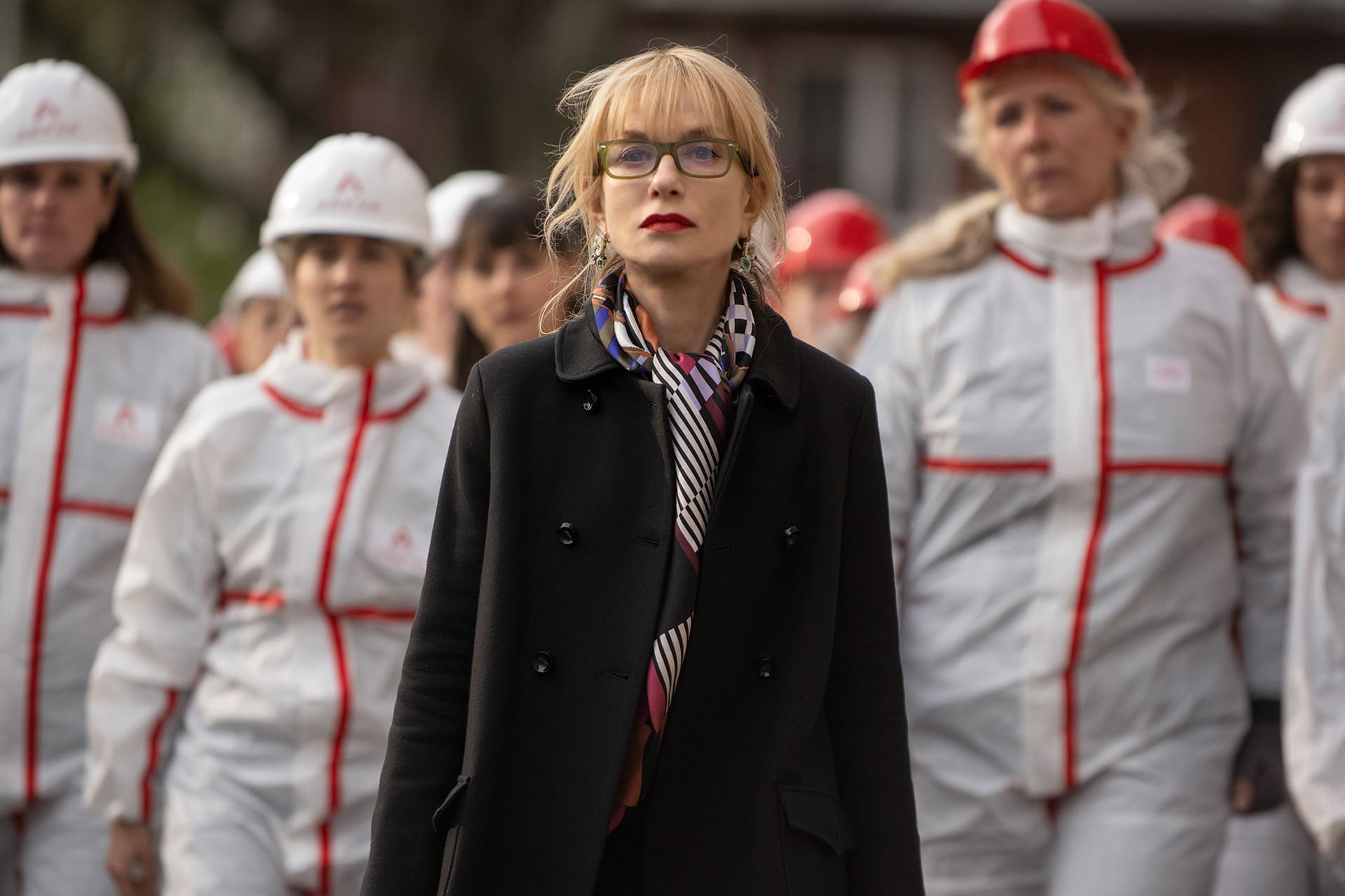 演起痴狂人物總能絲絲入扣的法國女星伊莎貝雨蓓，再次挑戰爭議的戲路。（佳映娛樂提供）