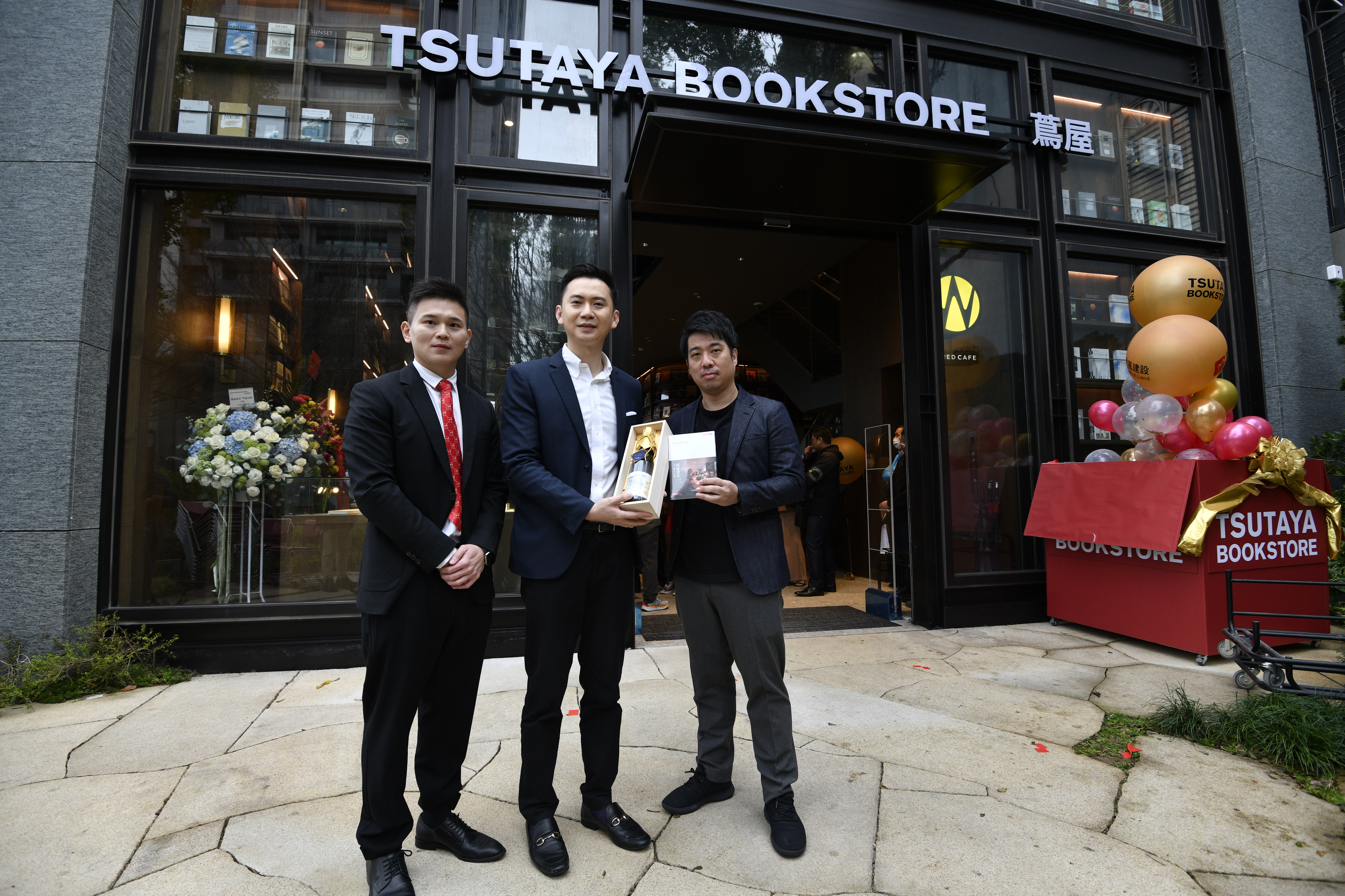 竹風建設董事徐子鑑(左)、新竹縣竹北市市長鄭朝方(中)臺灣蔦屋董事長橋本龍之介(右)在開箱儀式後,以獨家限定的日本清酒登場,為串連臺日合作、在地與國際的生活風格點題。