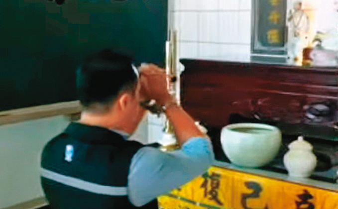 何男自稱長年吃素,不可能犯下殺人案,還在神明面前發誓。(翻攝畫面)