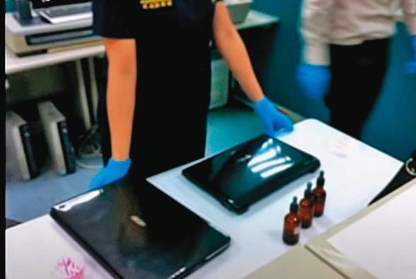 警方在何的家中搜出于女的筆電等證物。（東森新聞提供）