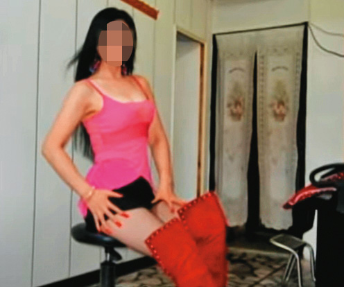 于姓理容小姐身材火辣、穿著性感,有不少忠實顧客。(翻攝畫面)