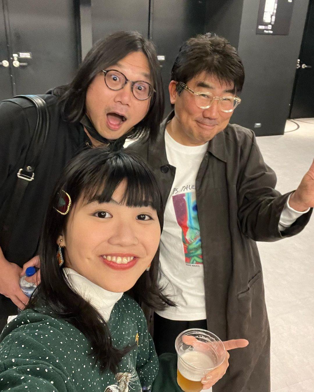 瑪莎(左後)與龜田誠治(右後)及凱婷開心合照。(翻攝自凱婷Instagram)