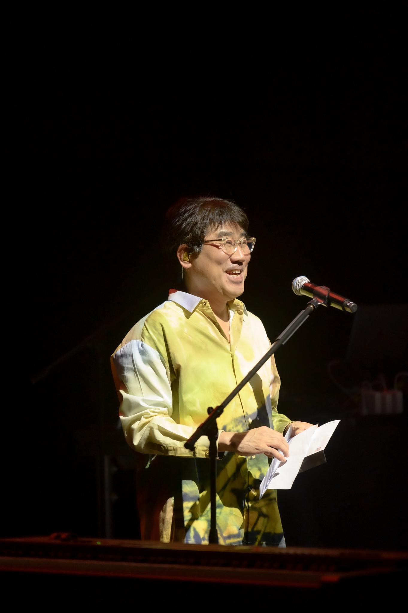 龜田誠治準備小抄上台,親切用中文與樂迷互動。(Zepp New Taipei&大鴻藝術提供)