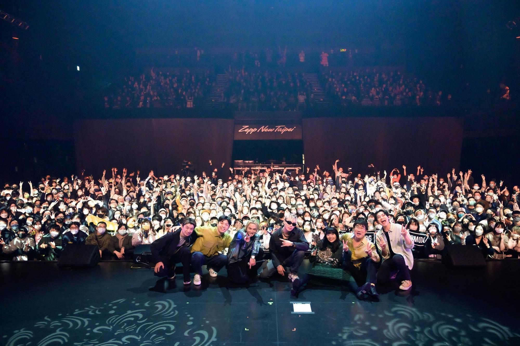「Zepp Premium」演唱會昨晚登場,台灣樂團「大象體操」、龜田誠治、SKY-HI與ØZI和樂迷們留下合影。(Zepp New Taipei&大鴻藝術提供)