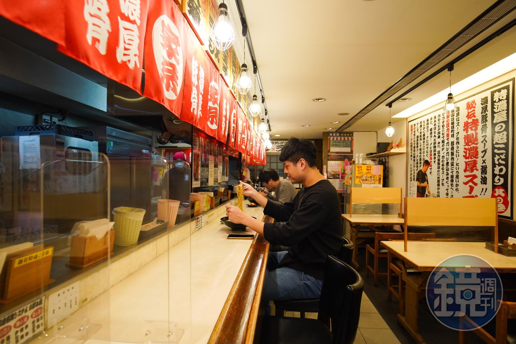 由於太多客人只點大炸雞塊，老闆規定低消是每人1碗拉麵。