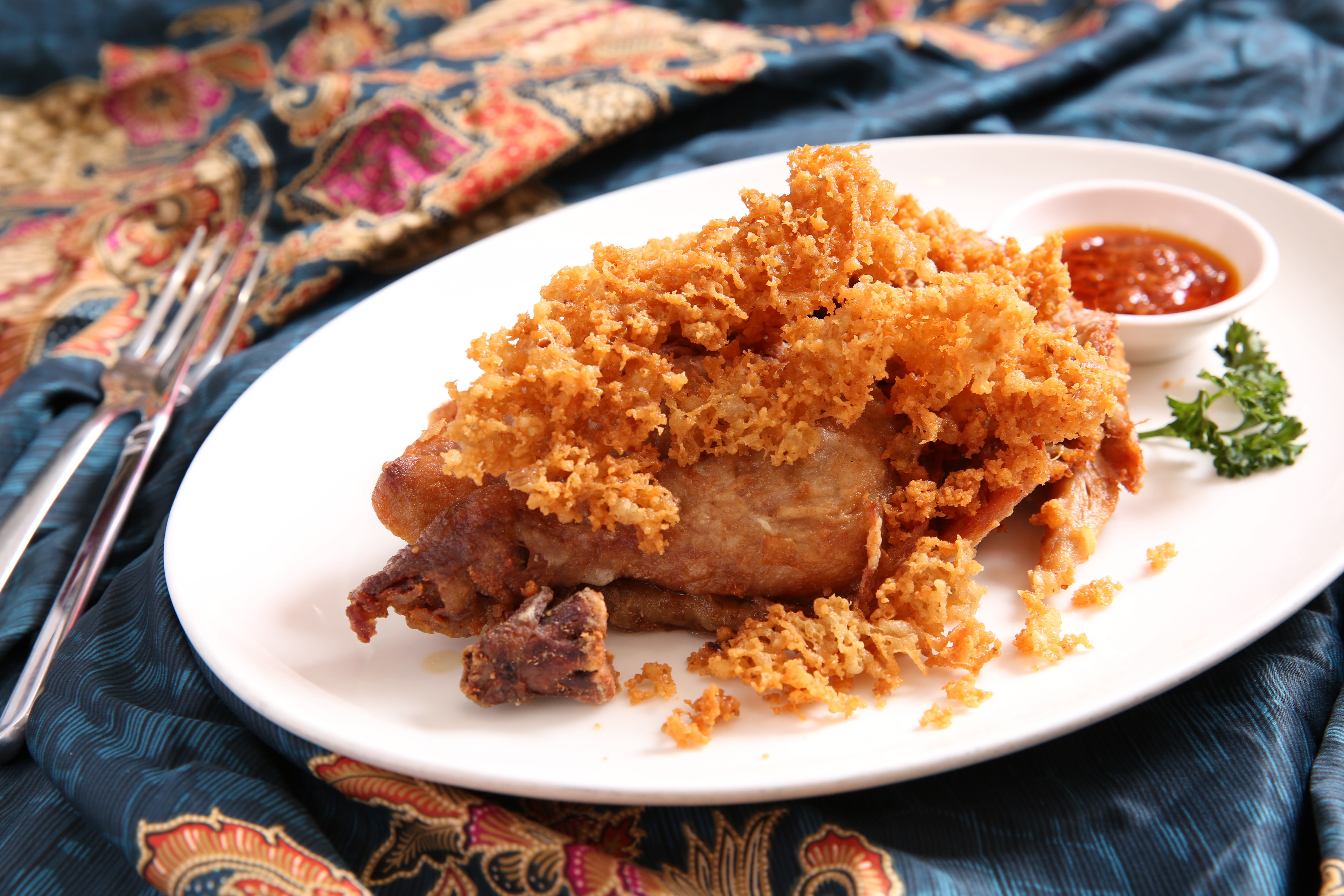 「蜂巢爪哇炸雞」麵酥脆口鹹香，雞肉極嫩不柴，充滿辛香料的氣味，蘸著參巴辣椒醬，香辣涮嘴。（300元／份）