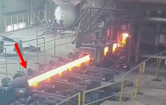 火燒爆菊！工人埋頭苦幹，慘遭超高溫粗大鋼條「督」下體噴火球。（翻自微博）
