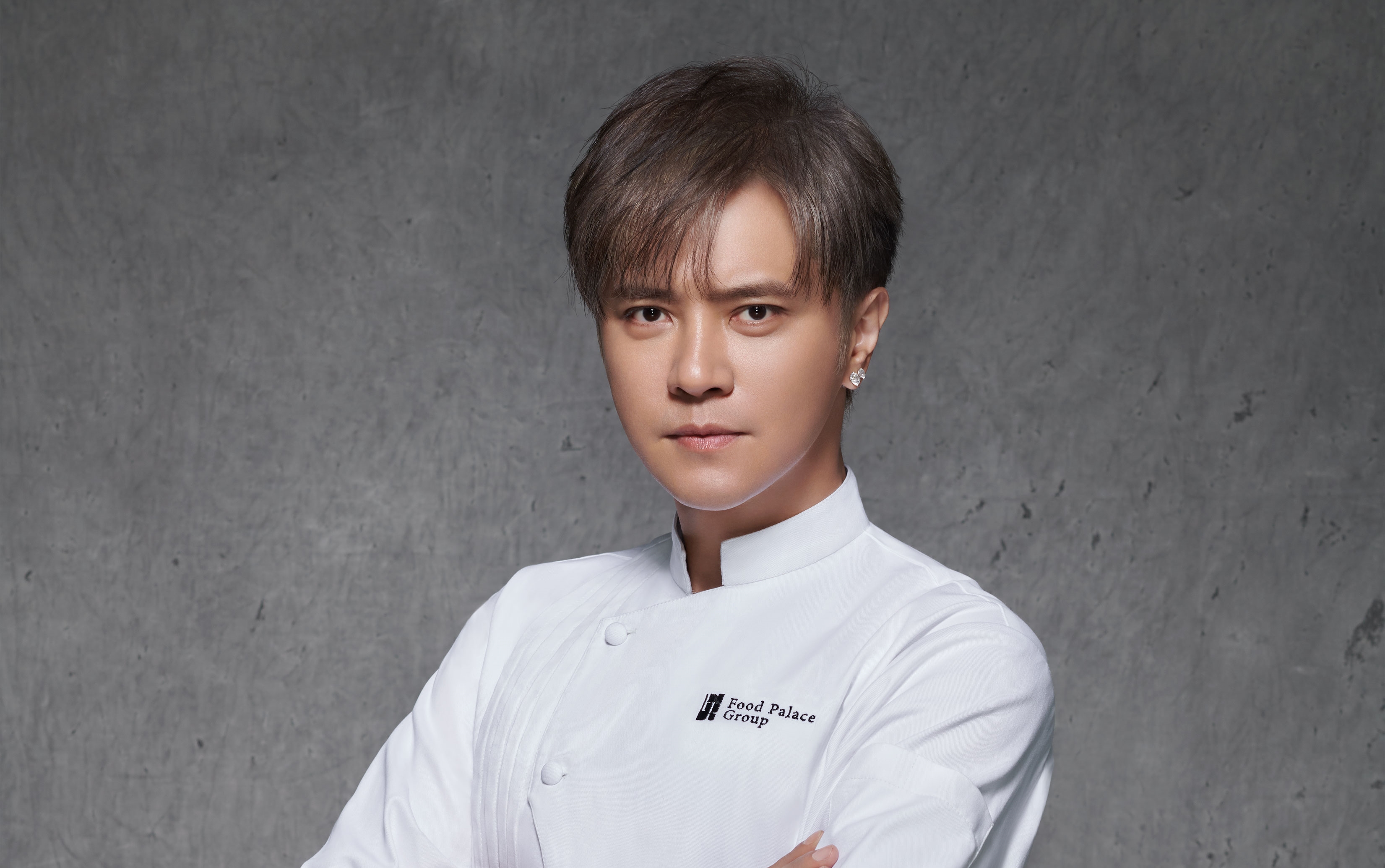 小豬羅志祥為知名「牛店」代言。（華納音樂提供）