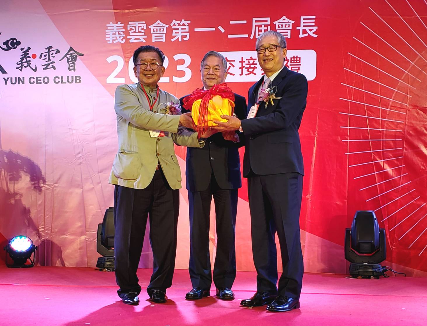 巧新科技董事長黃聰榮（右），在前行政院副院長沈榮津（中）監交下，從順億關係企業總裁林文村（左）手上接棒義雲會第二屆會長。