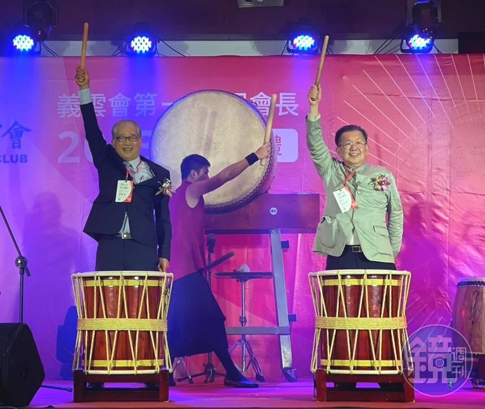 巧新科技董事長黃聰榮(左)與順億關係企業總裁林文村(右)在典禮上還參與打鼓演出,架勢十足。(巧新科技提供)