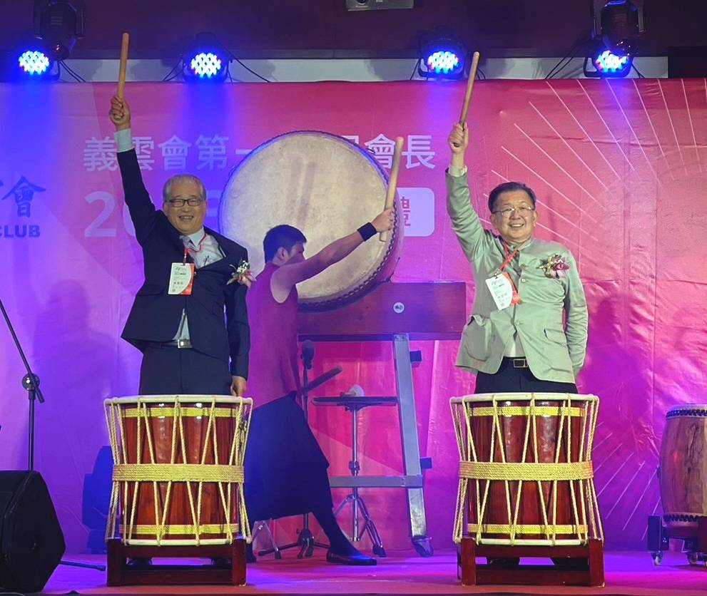 巧新科技董事長黃聰榮（左）與順億關係企業總裁林文村（右）在典禮上還參與打鼓演出，架勢十足。（巧新科技提供）