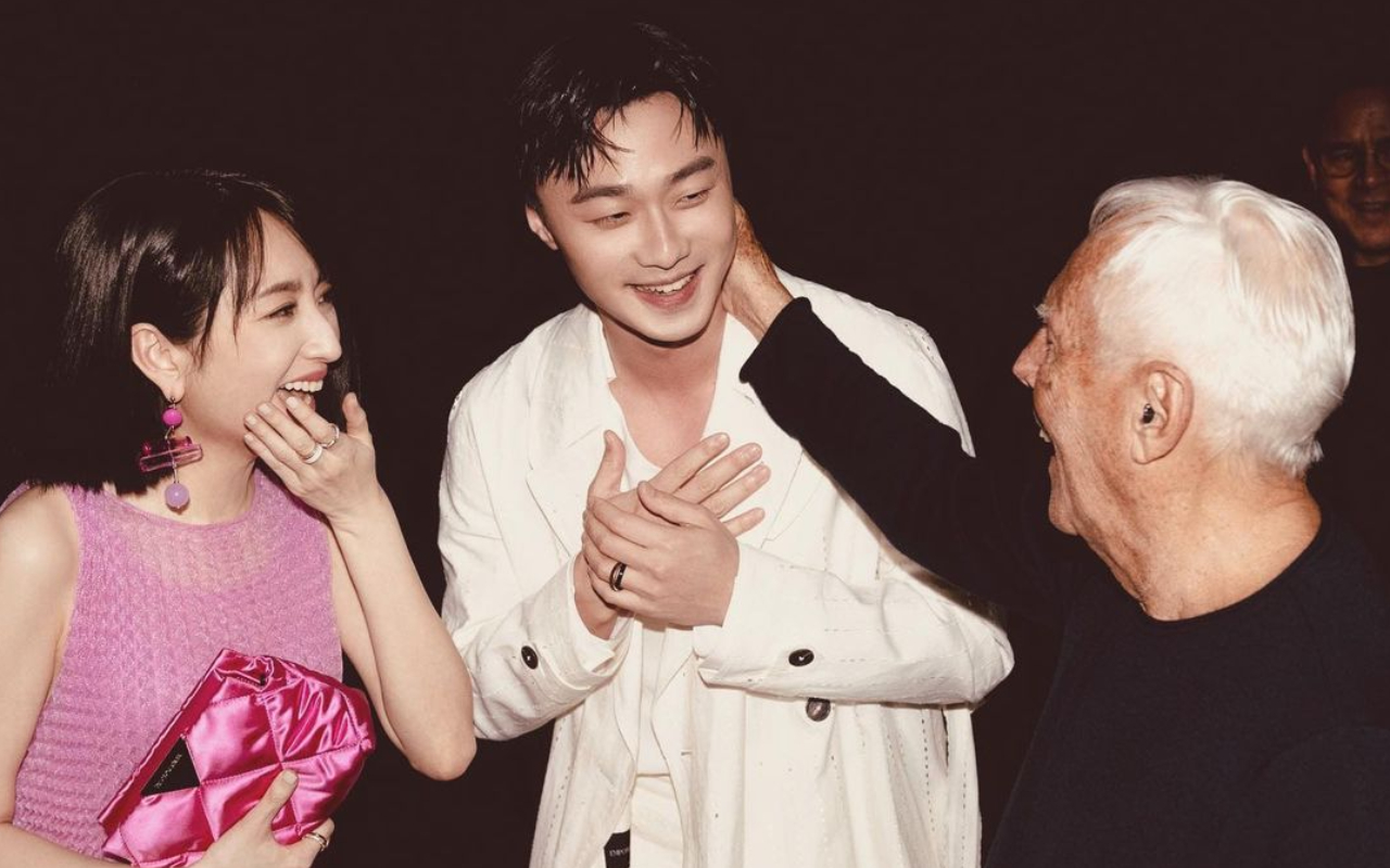 柯佳嬿（左）、施柏宇（中）現身Emporio Armani秋冬大秀，傳奇大師亞曼尼（右）親撫施柏宇的臉。（翻攝自施柏宇IG）