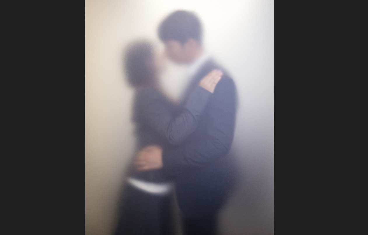 日本傳出2名情侶公務員下班後在會議室發生性行為，被目睹的路人錄影存證檢舉。（示意圖，pakutaso）