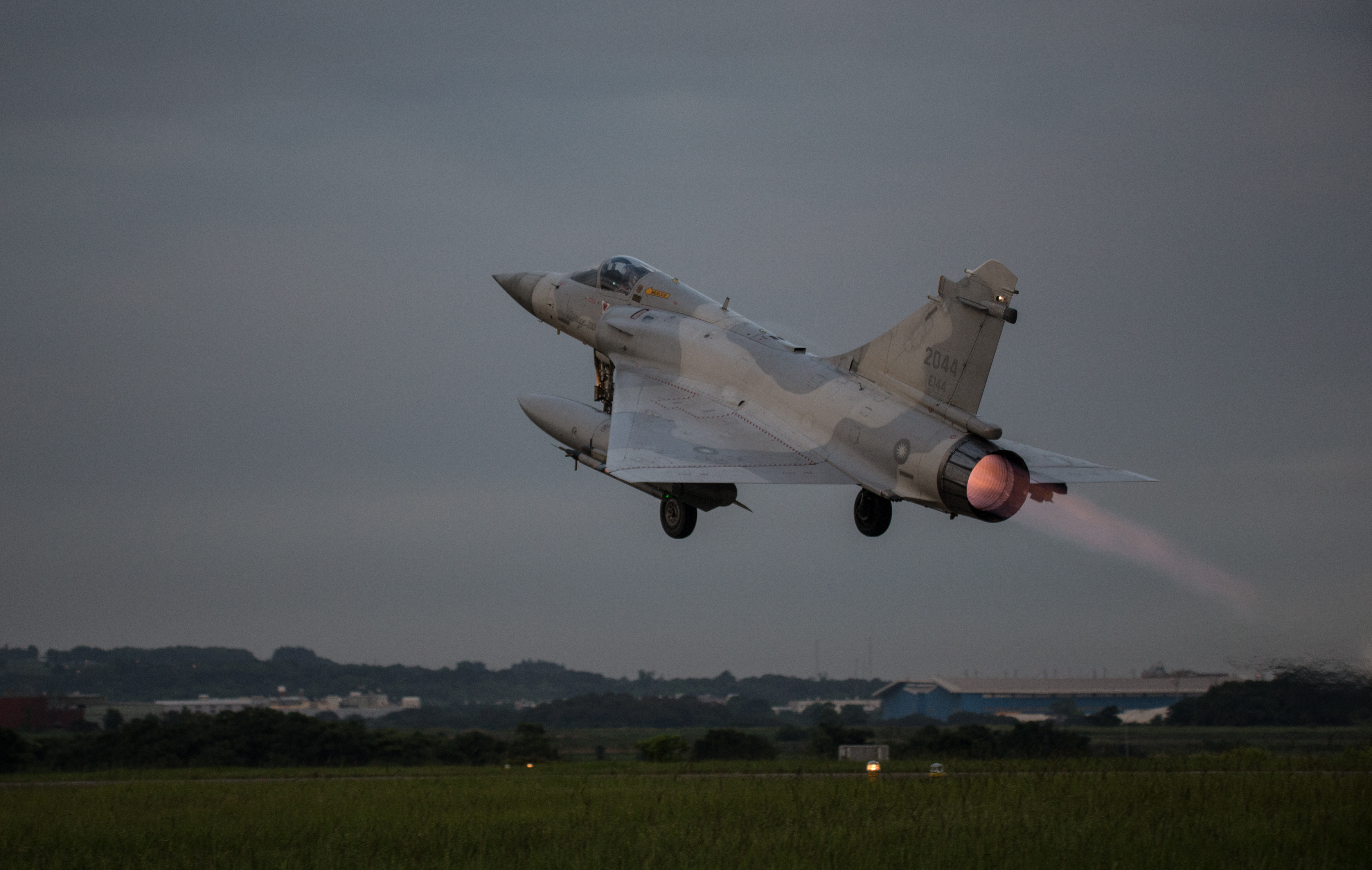 空軍司令部表示，今天下午偵獲北部空域氣球一顆，初步研判為氣象科研用途，軍方持續監控至目標消失。（國防部提供）