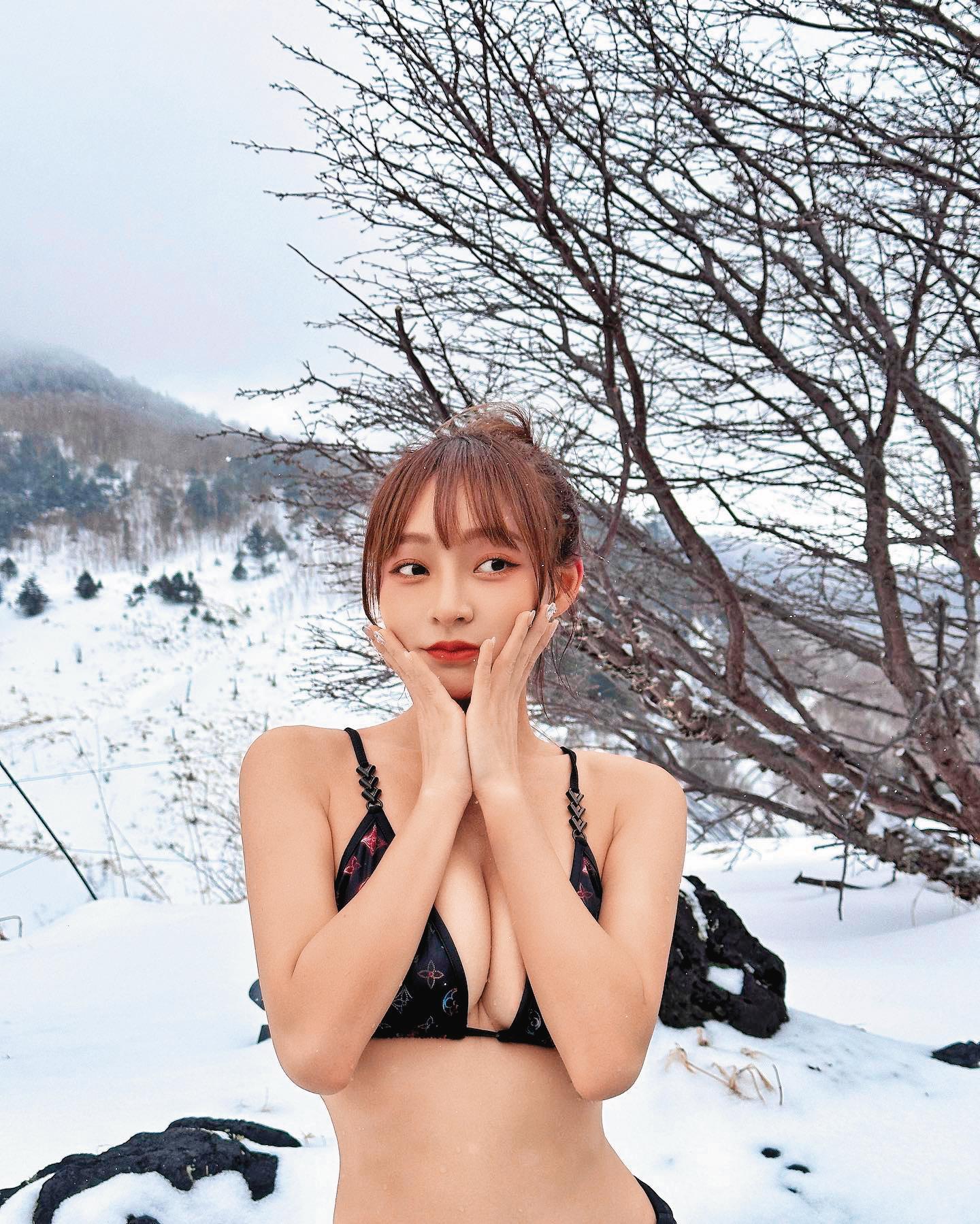 林襄在冰天雪地秀出比基尼，吸引25萬粉絲按讚。（翻攝自林襄臉書）