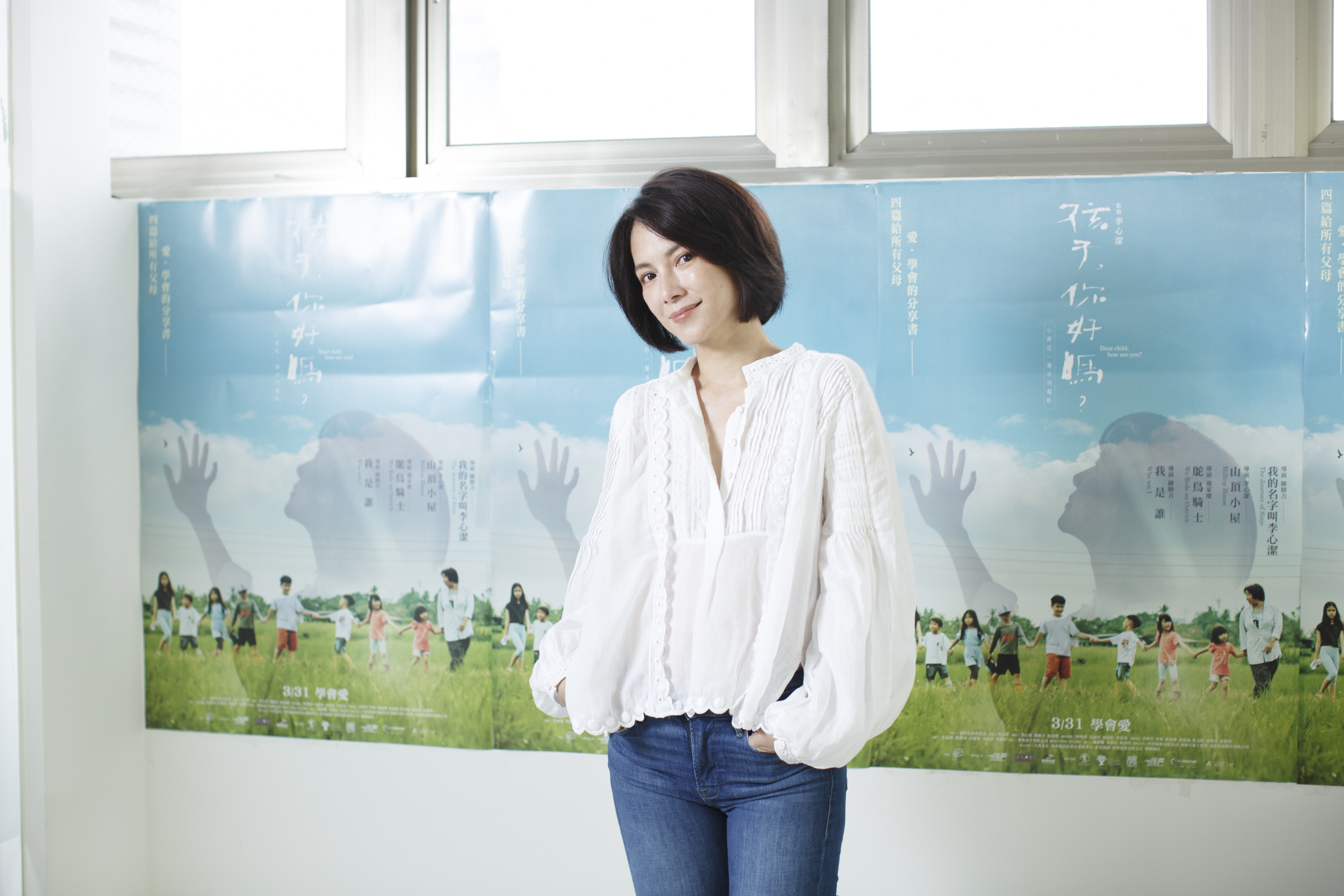 李心潔演而優則導，為自己與楊采妮等人共同設立的「小黃花慈善基金」拍攝《孩子，你好嗎？》系列紀錄片。（甲上）