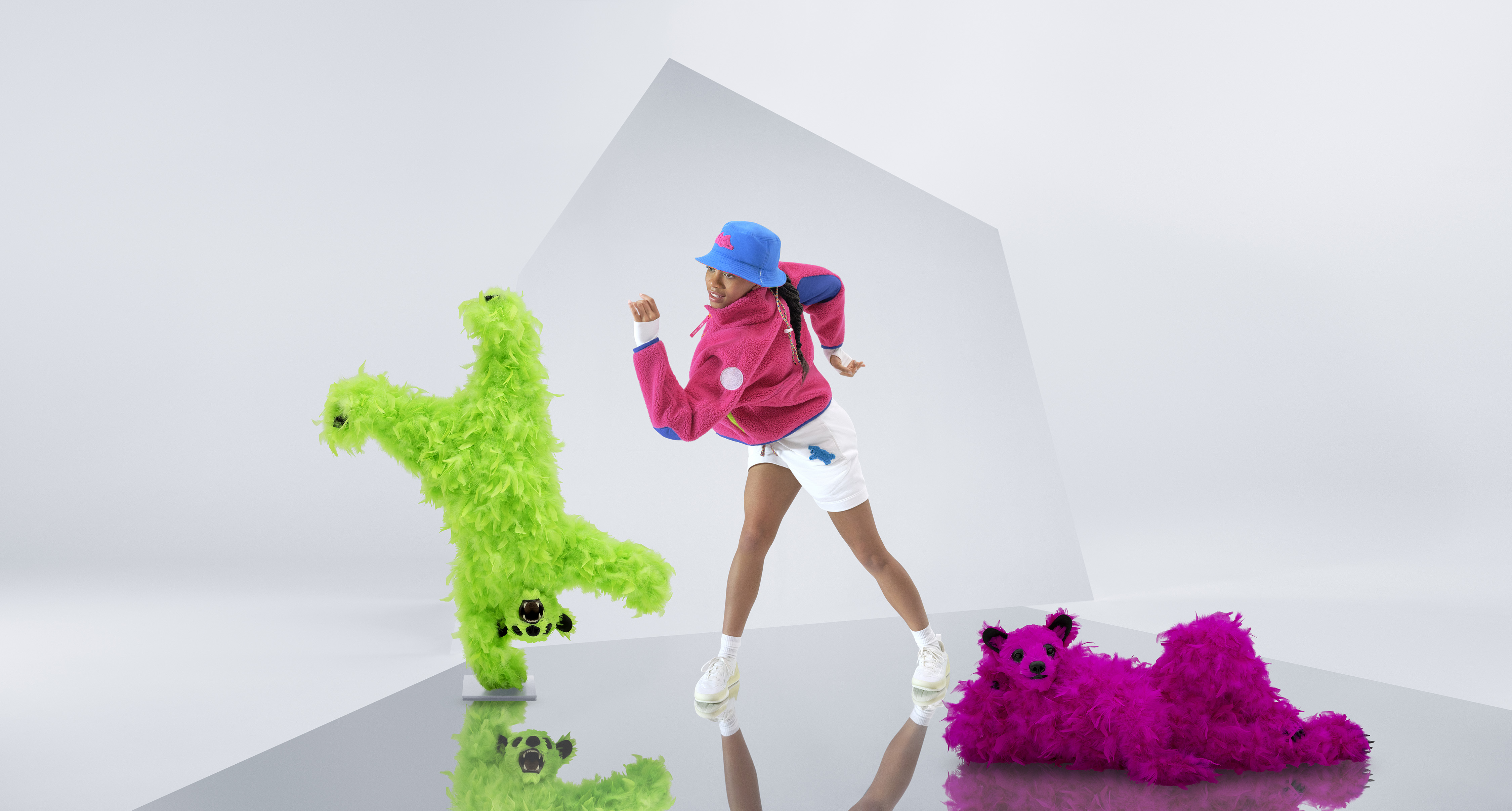 CANADA GOOSE在本次聯名系列中，與Paola Pivi共同開發全新迷彩印花，由活力充沛的北極熊圖案相互交織而成並貫穿整個系列中。（CANADA GOOSE提供）