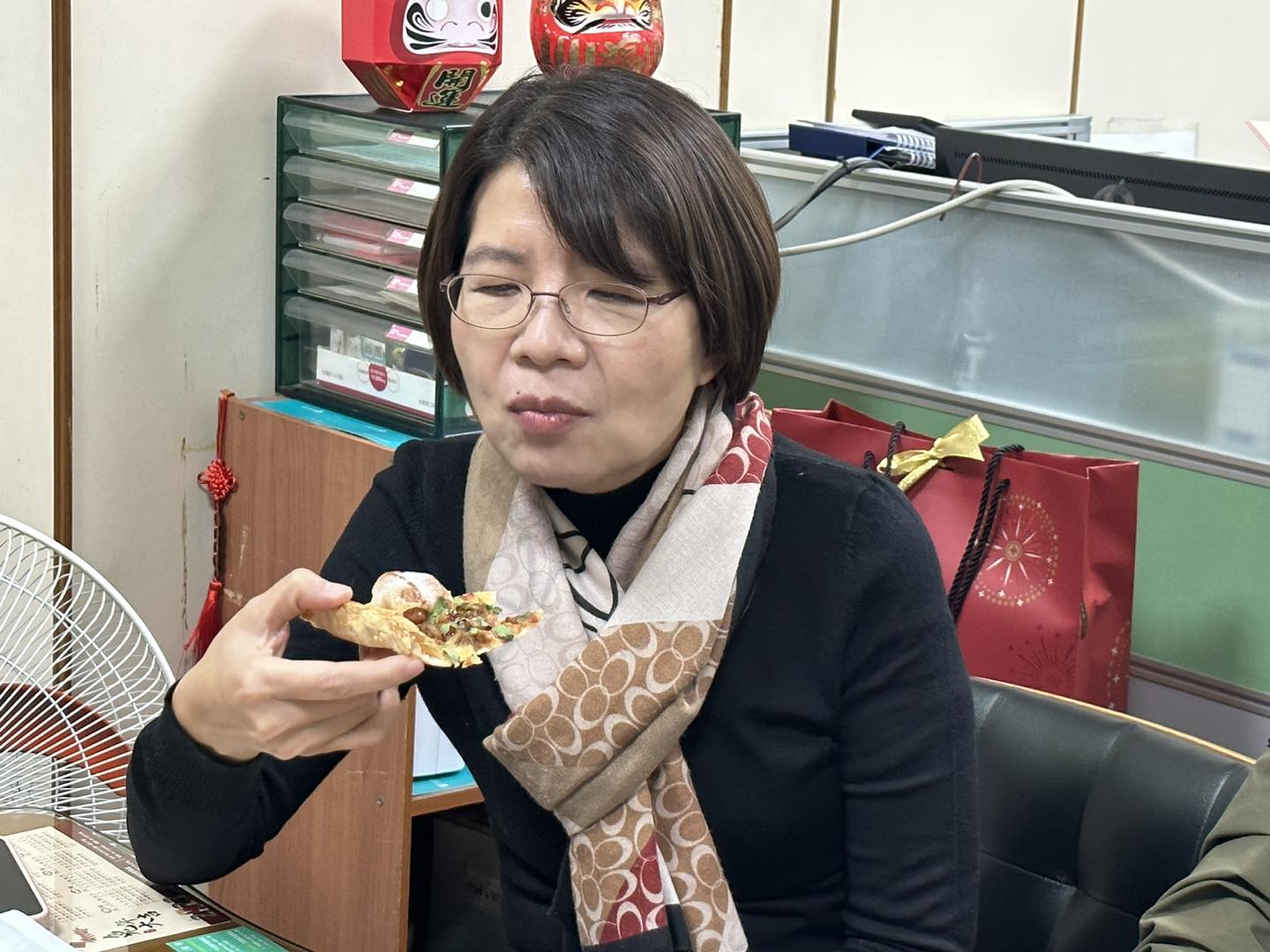 立委黃秀芳吃「肉圓披薩」，吃完的心得是「披薩歸披薩，肉圓歸肉圓，一邊一國」。（翻攝自黃秀芳臉書）
