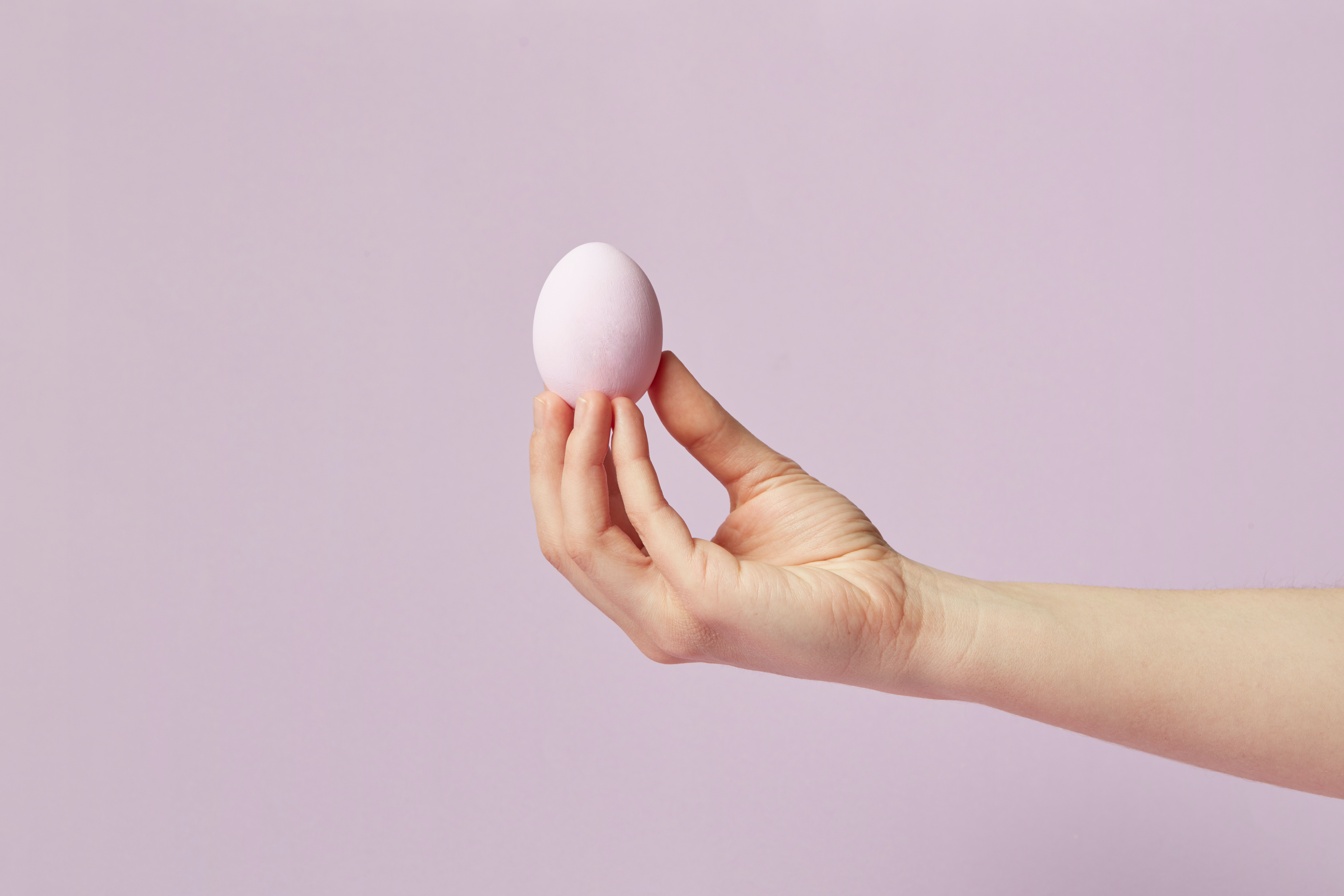 陳男為壽星謝女慶生，方式卻是手持雞蛋敲頭，此舉造成後者腦震盪，還因此罹患憂鬱症。（示意圖，Pexels）