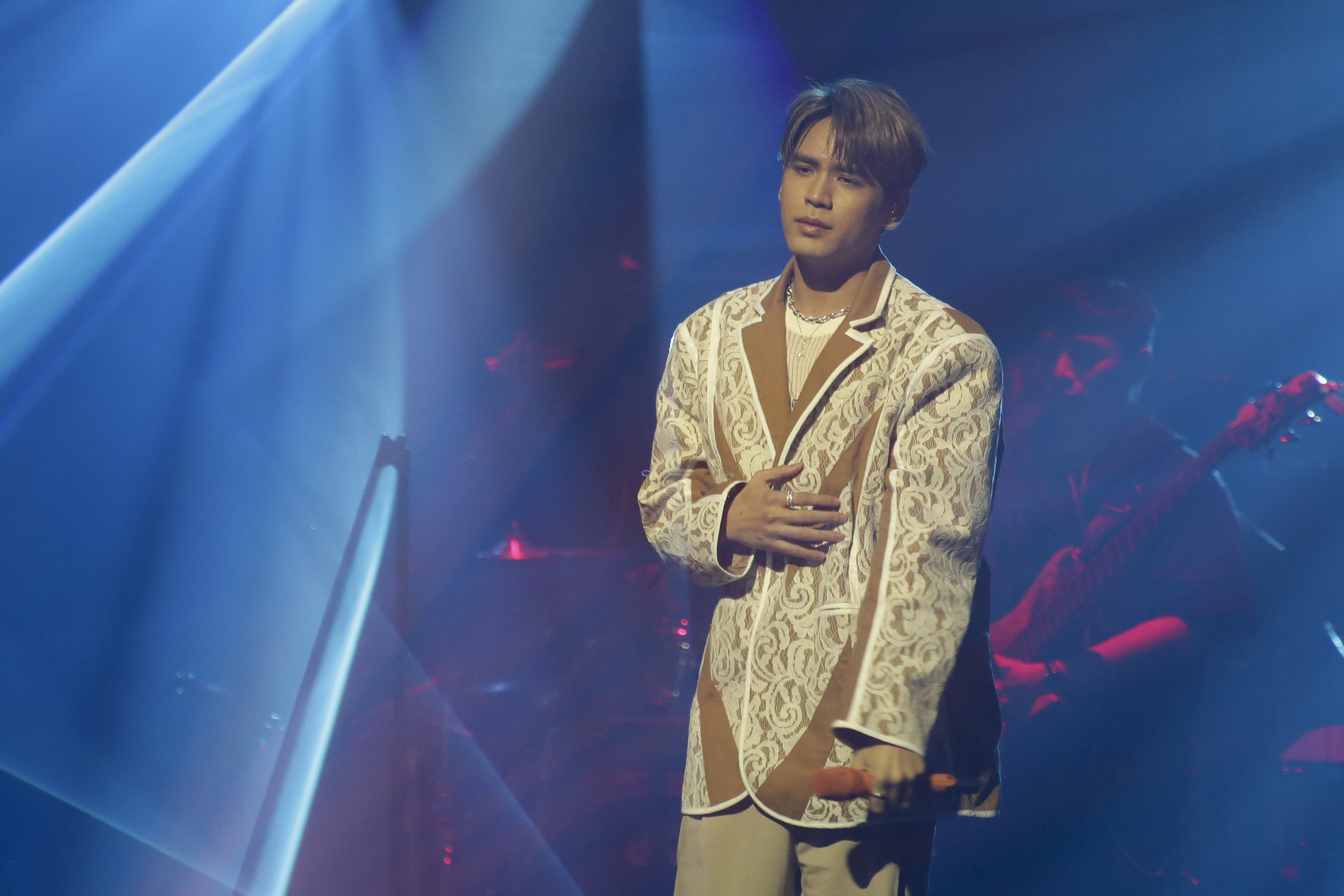 陳零九身穿奶茶色蕾絲西裝，透露將「用體驗做更多更好的音樂」。