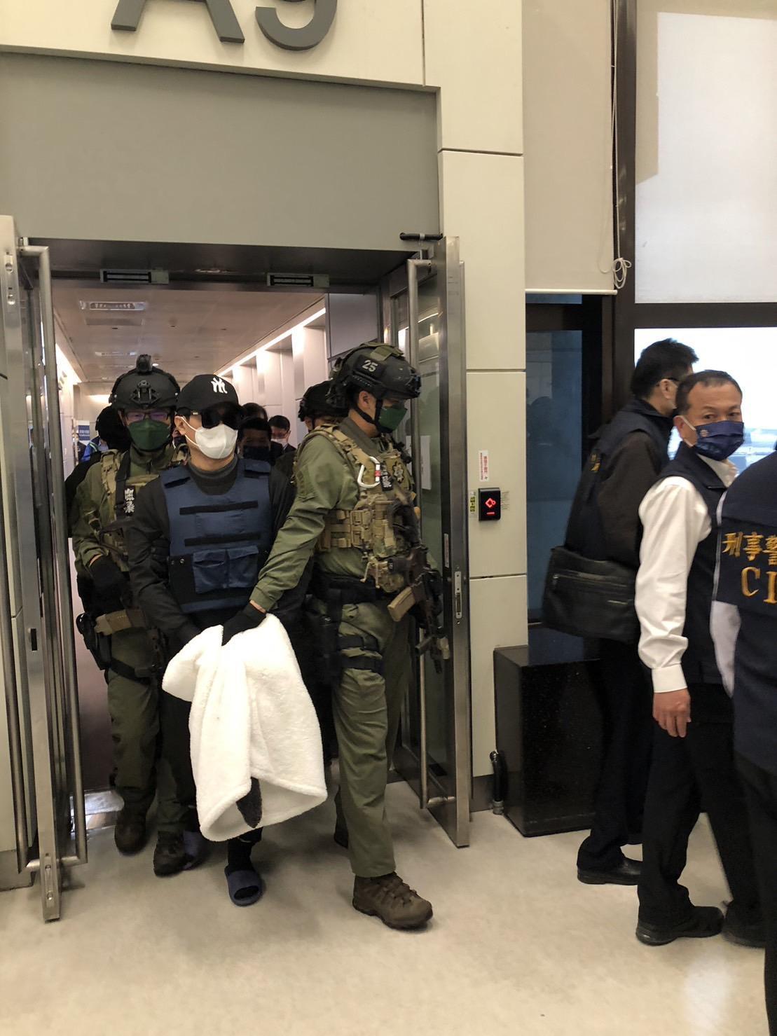 台南學甲88槍擊案主嫌「紅龜仔」洪政軍與槍手孔祥志今(25日)被警方從廈門押解回台,下午抵達桃園國際機場。