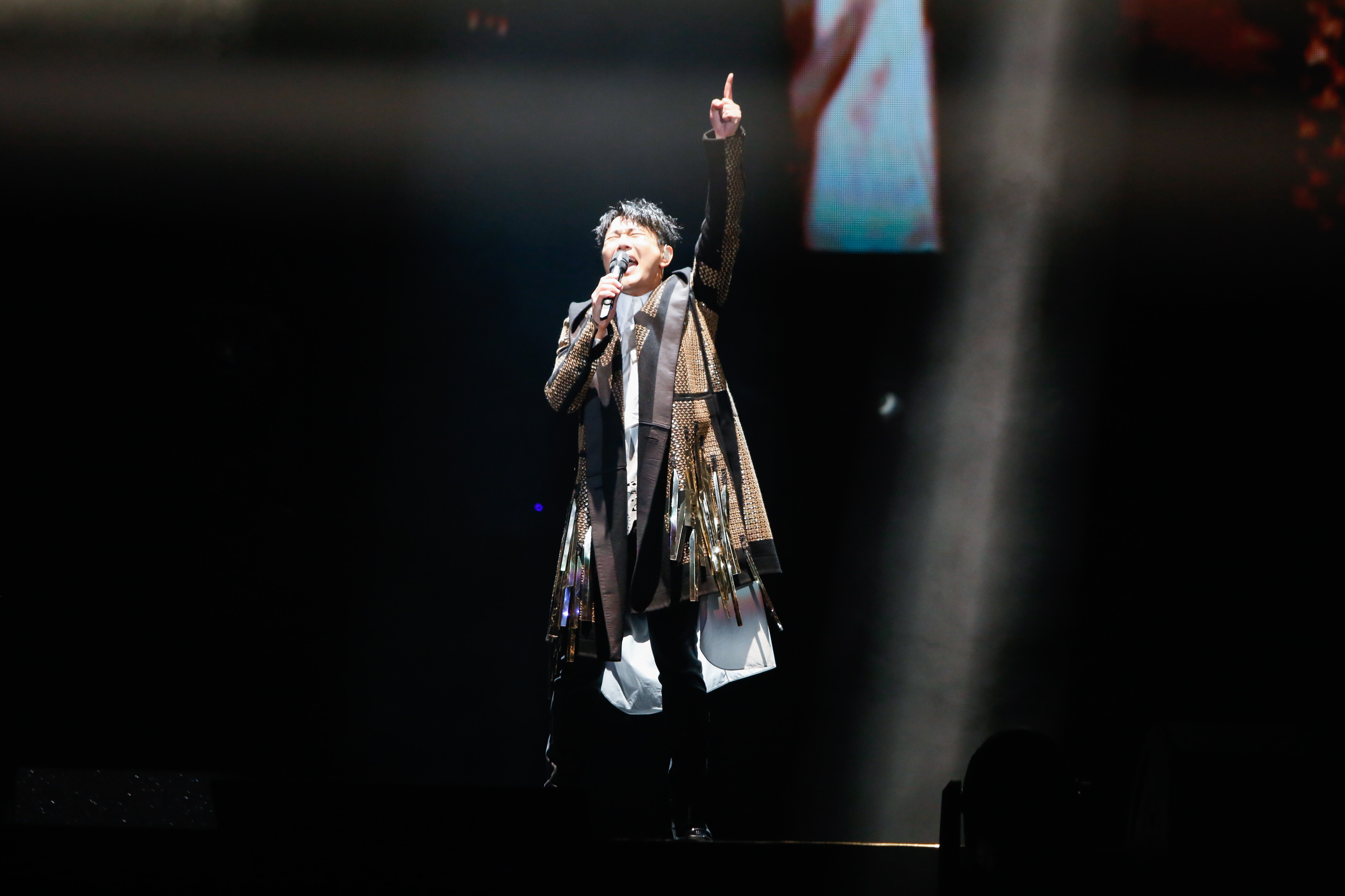 張信哲一開場就帶來經典歌曲〈愛如潮水〉,讓全場歌迷驚喜不已。