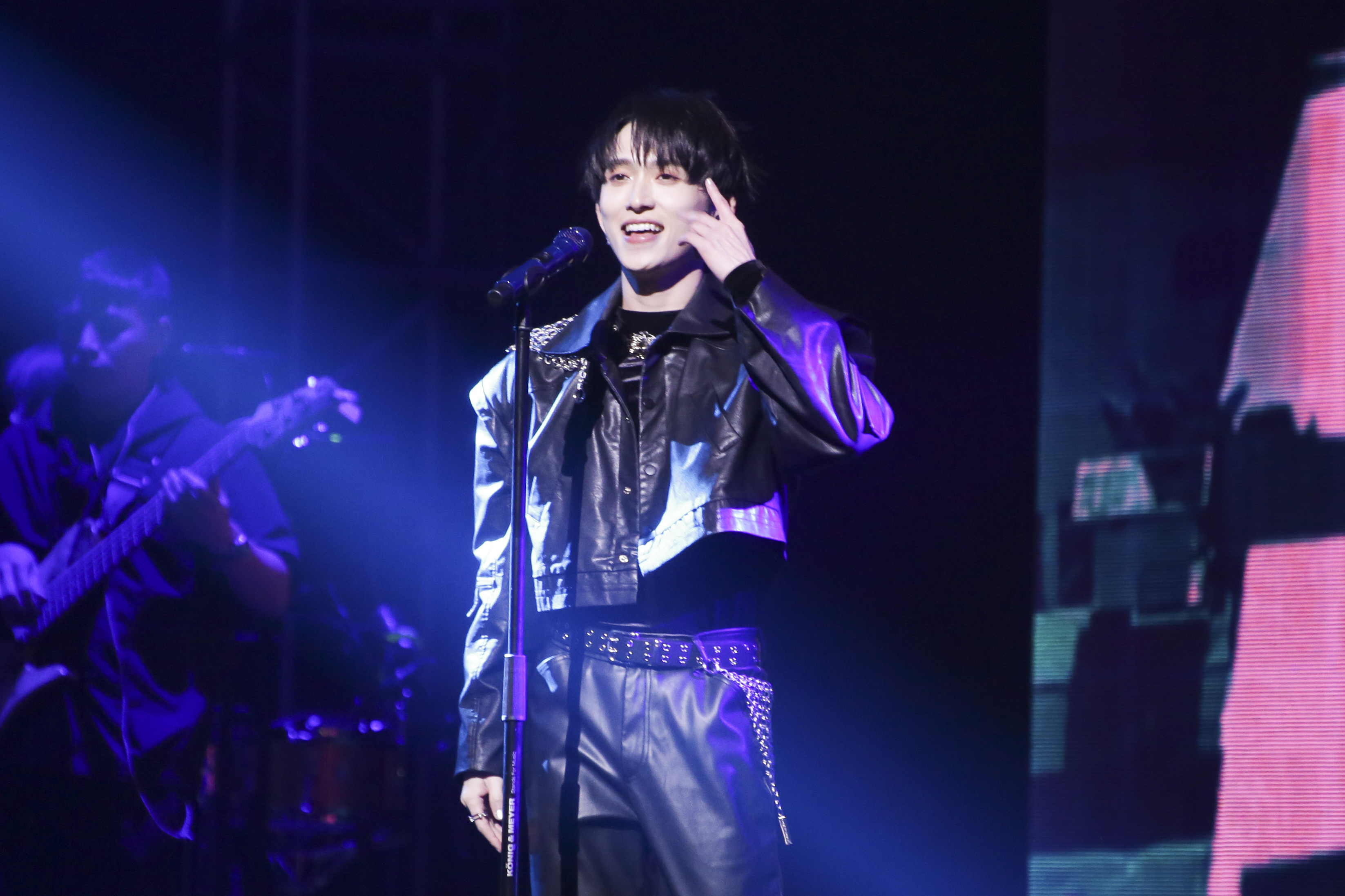 邱鋒澤笑說要大家演唱會結束後回家量體重，經過一晚「運動」應該都掉了1公斤。