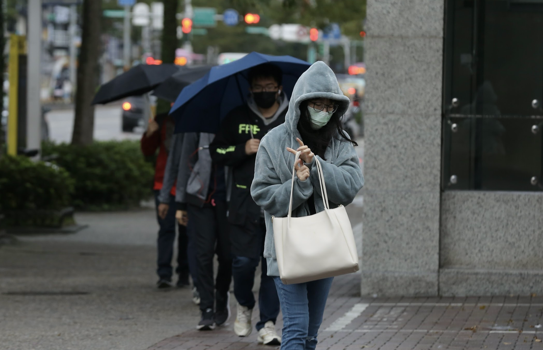 今（26）日受強烈大陸冷氣團影響，中部以北、東北部及東部天氣寒冷，易有10度以下低溫。（資料照）
