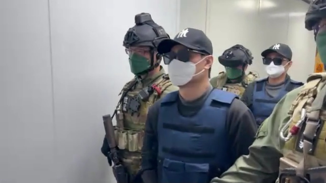 台南88槍擊案幕後策劃人「紅龜」洪政軍、槍手孔祥志，昨天自廈門押返回國受審。（翻攝畫面）