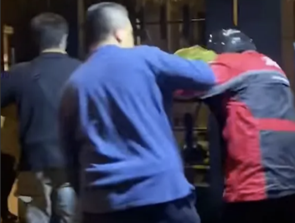 潘男不滿被黃姓外送員按喇叭，打街暴打對方。（翻攝臉書爆料公社）