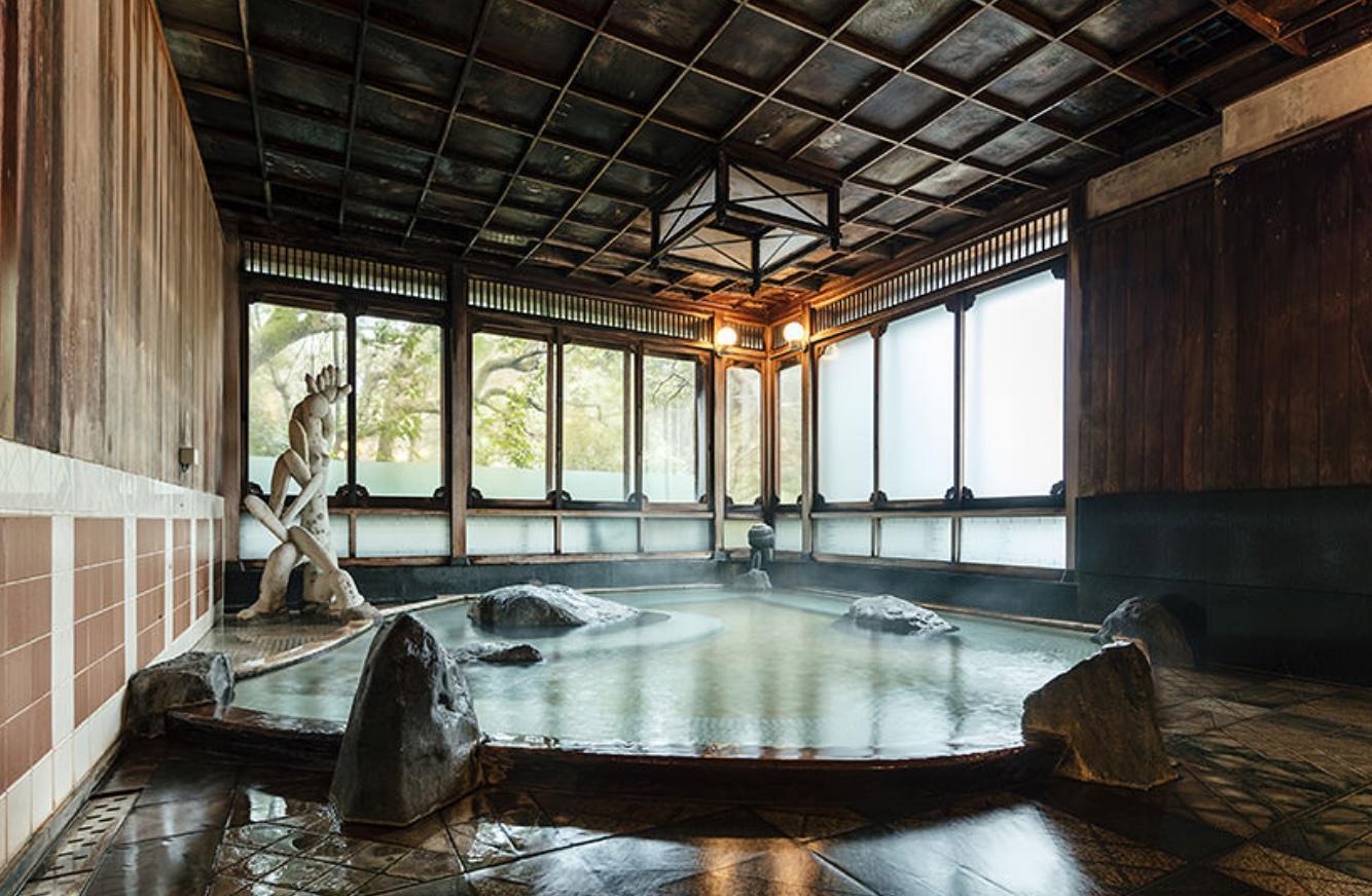 日本百年溫泉旅館遭爆1年只換水2次,「退伍軍人菌」超標3700倍。(翻攝大丸別莊官網)