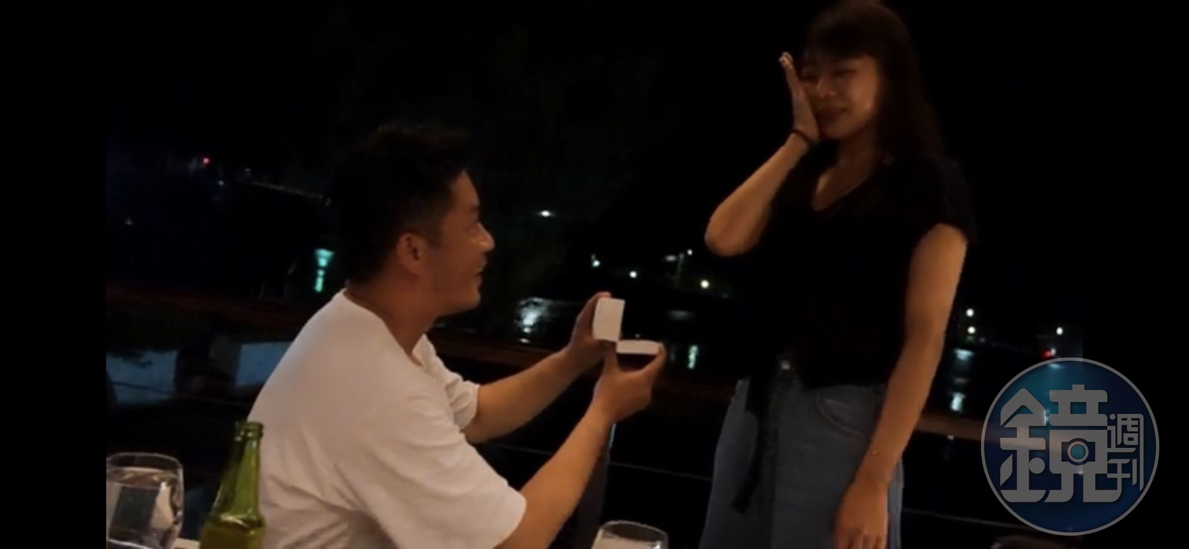 韓宜邦下跪向林萱瑜求婚。(翻攝YT)