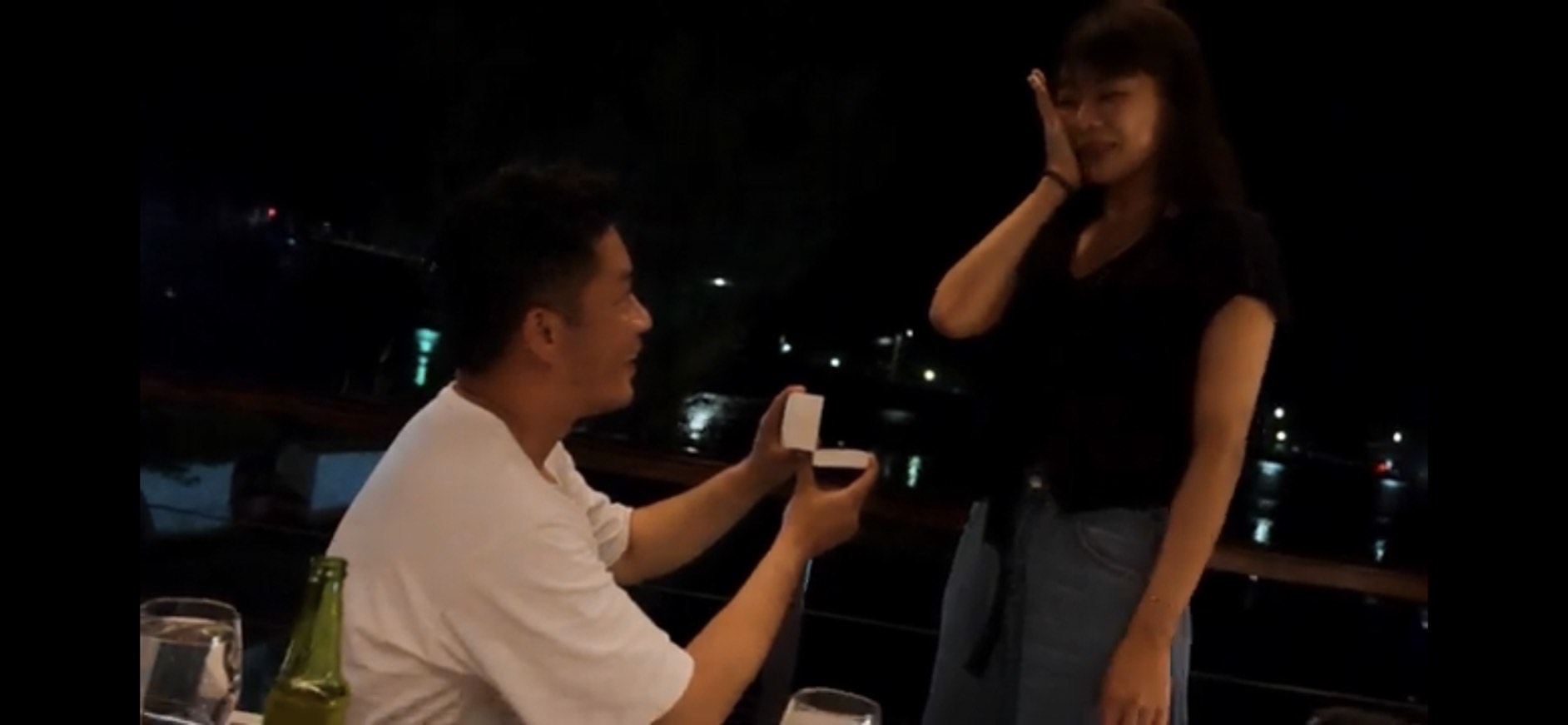 韓宜邦下跪向林萱瑜求婚。（翻攝YT）