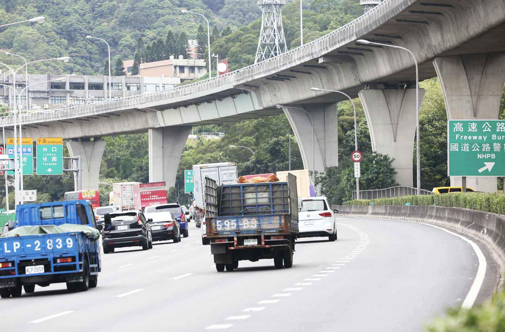 228連假來到第三天，高公局預估今日交通量上看118百萬車公里，國5將湧現北返車潮。（資料照）