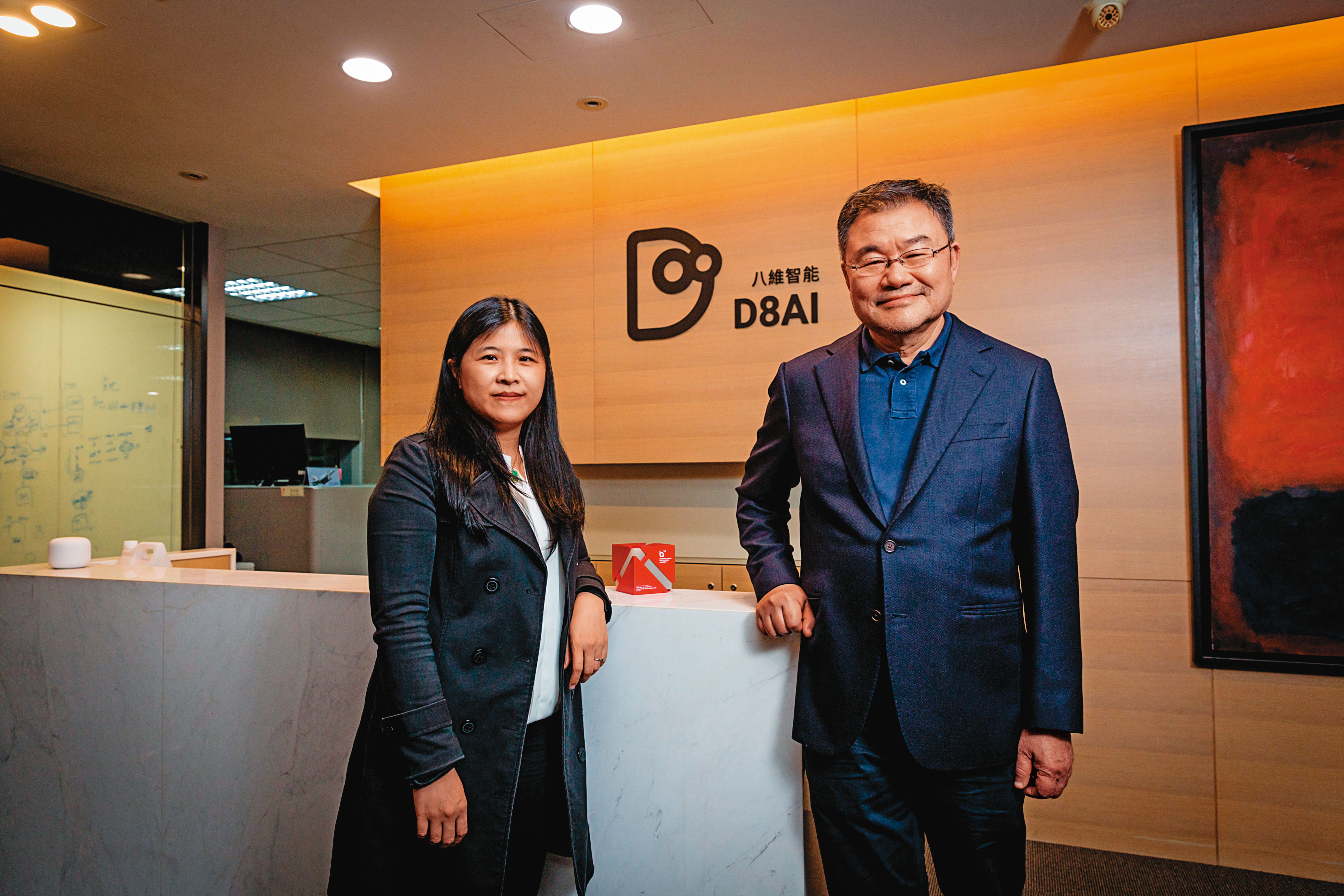 八維智能董事長熊暉（右）與營運長陳珮華（左）通力合作，要讓公司站上ChatBot等AI商業應用的國際舞台。