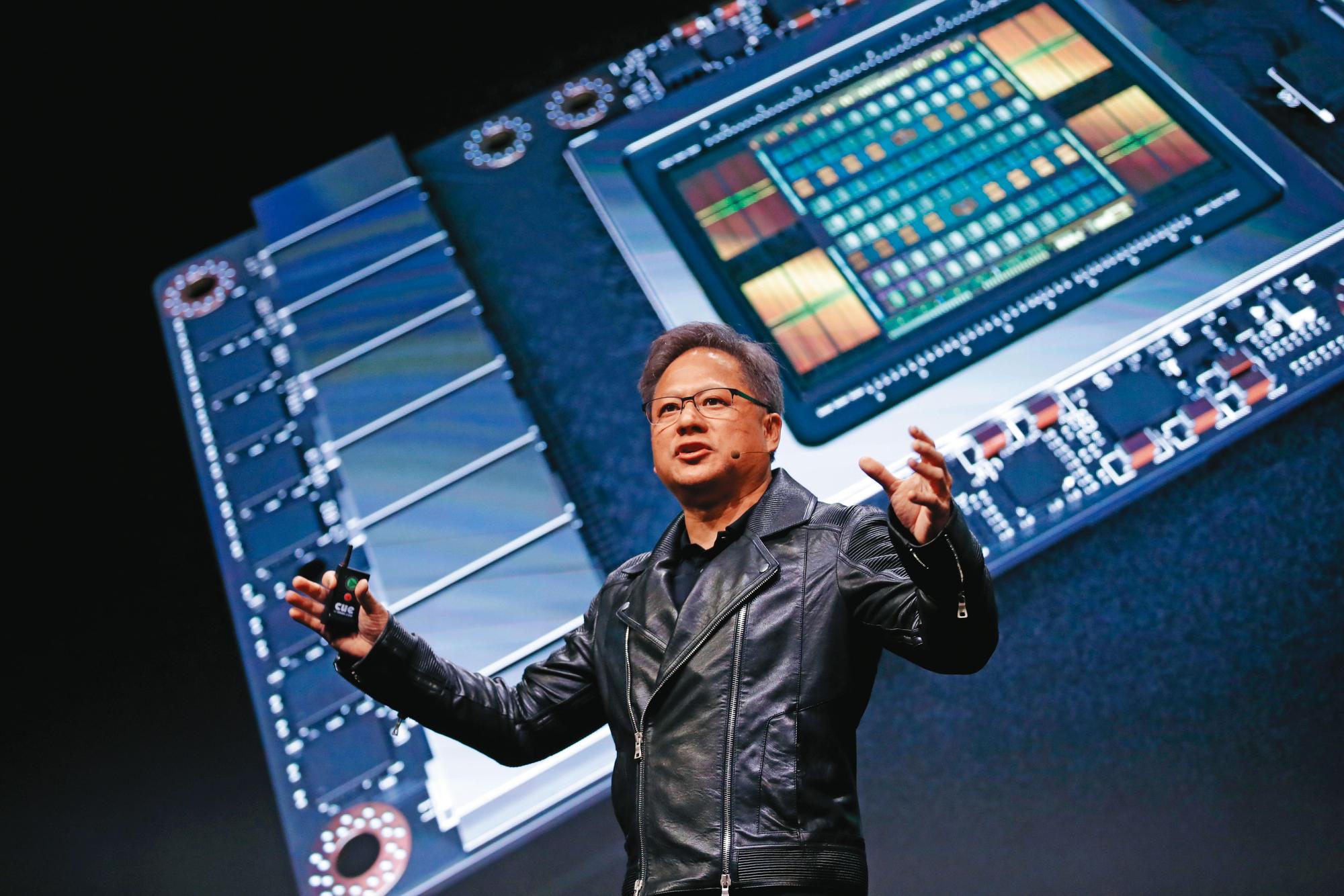 專家看好,無論哪一家廠商能在AI聊天機器人相關領域勝出,NVIDIA都可望成為高速運算晶片最大的贏家。圖為NVIDIA執行長黃仁勳。(東方IC)